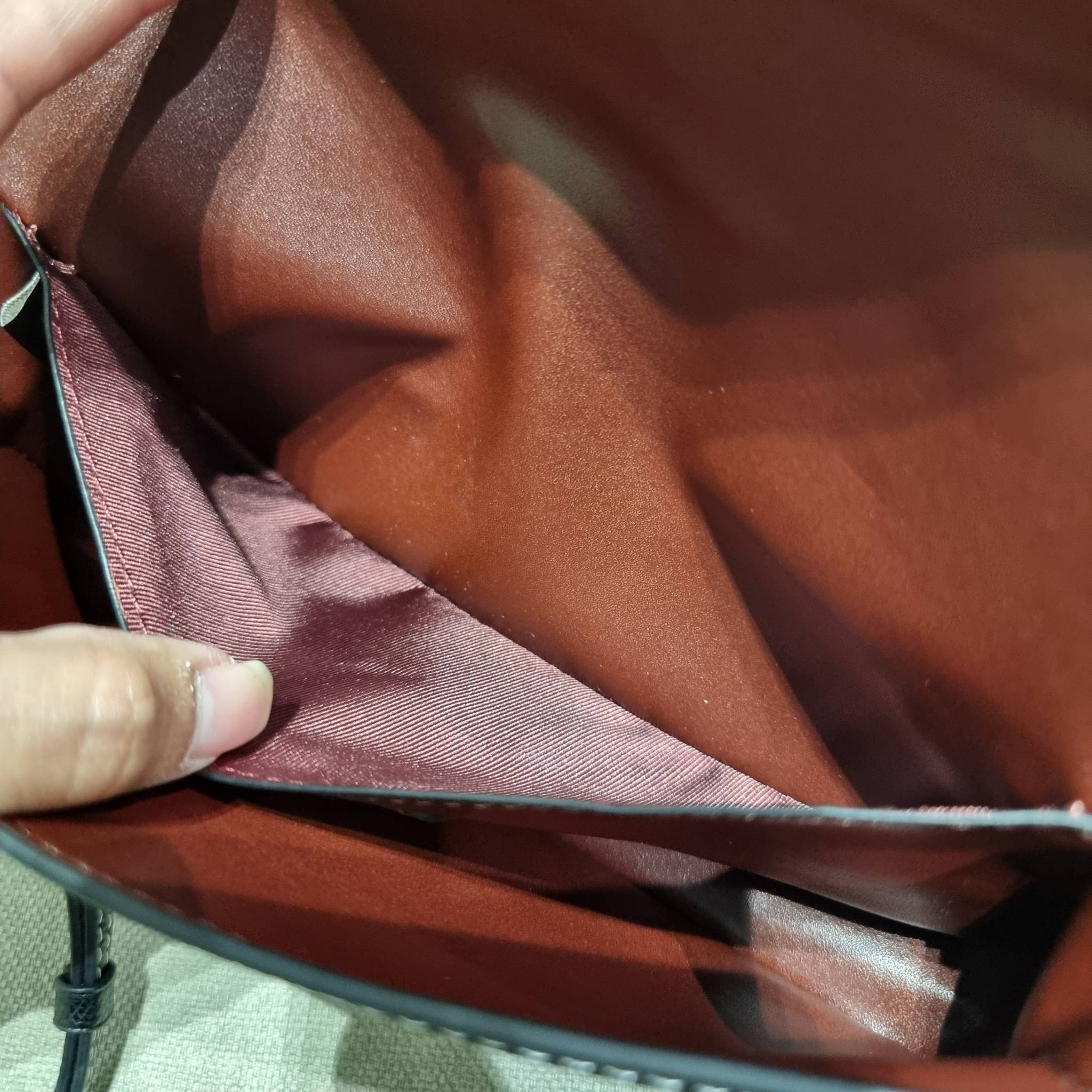 COACH C8439 WYNN CROSSBODY ใหม่ล่าสุด พร้อมเสิร์ฟความหรู ดูดีแบบน้อยแต่มาก กระเป๋าสะพายครอสบอดี้ ที่ซ่อนดีเทลดีงาม มีช่องเสียบบัตรแยกใช้ได้ หรือจะใส่ไว้ในกระเป๋า เพื่อแบ่งสัดส่วนให้ดูน่าใช้ วัสดุหนังวัวลายเกรน เส้นคมสวย เปิด-ปิดด้วยกระดุมแม่เหล็ก สะดวกใช้