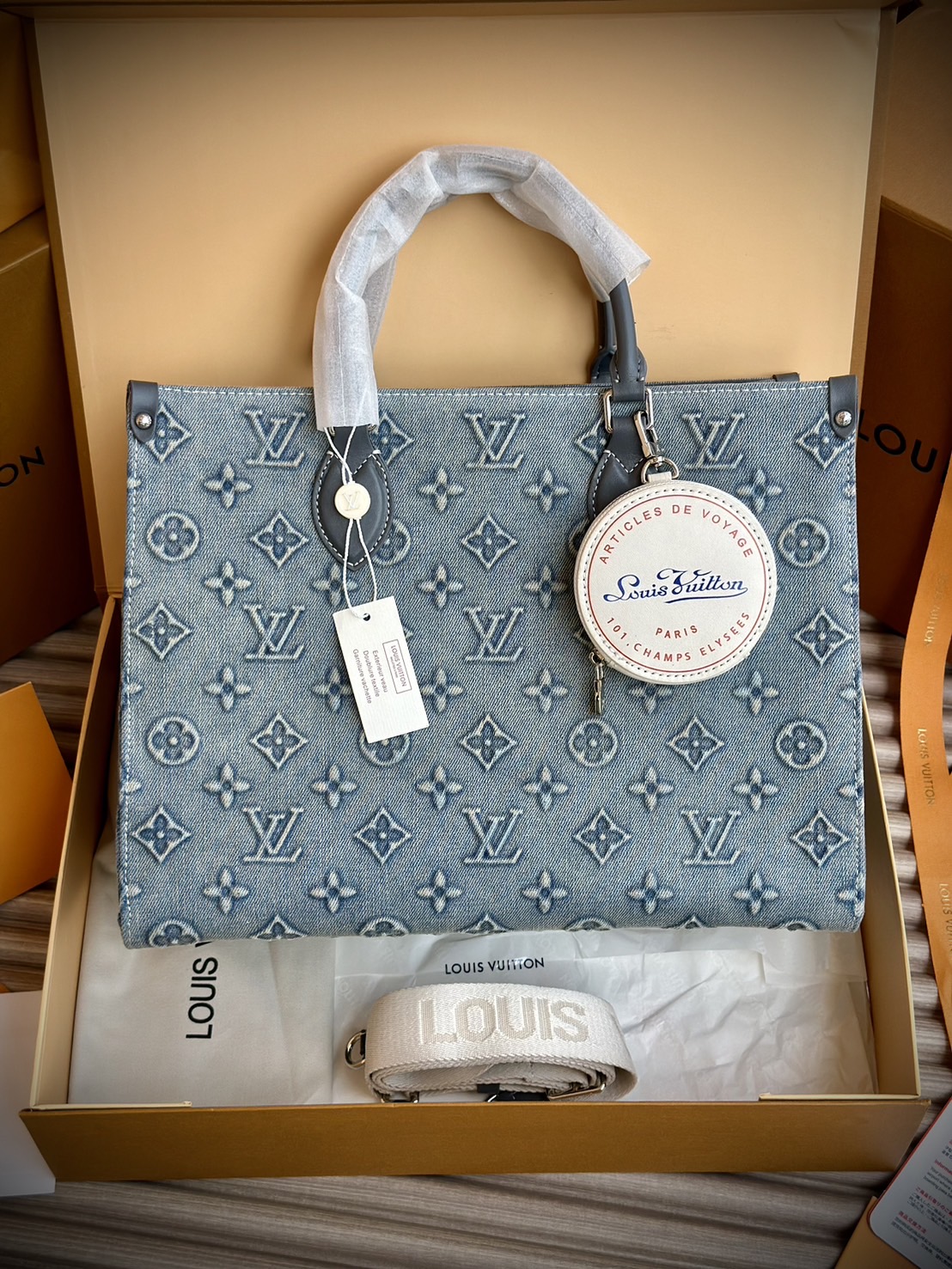 LV Onthego Denim Vintage Tote Bag กระเป๋าทรงโท้ทเดนิมสไตล์วินเทจ รุ่นใหม่ปั้มลายโมโนแกรมบนเดนิมสุดไอคอนิก ที่ใครเห็นต้องเป็นคลั่งรัก ผู้ดี หรูหราได้ทุกลุค ทุกสไตล์