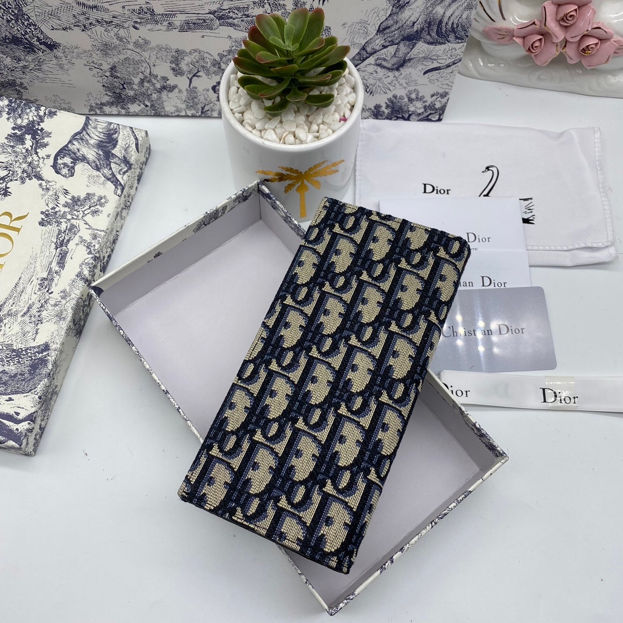 หนังแท้ DIOR LONG WALLET MONOGRAM / DIOR WALLET กระเป๋าสตางค์ใบยาว เอกลักษณ์ของความหรู วัสดุหนังแท้และผ้า Jacquard อย่างดีสวยงามที่สุด ผสมผสานความสง่างามและคลาสสิกที่เข้ากับยุคสมัย ด้านหน้าโดดเด่นด้วยซิกเนเจอร์แบรนด์ เป็นอีกหนึ่งรุ่นที่ดาราเชเลปใช้กันเยอะ