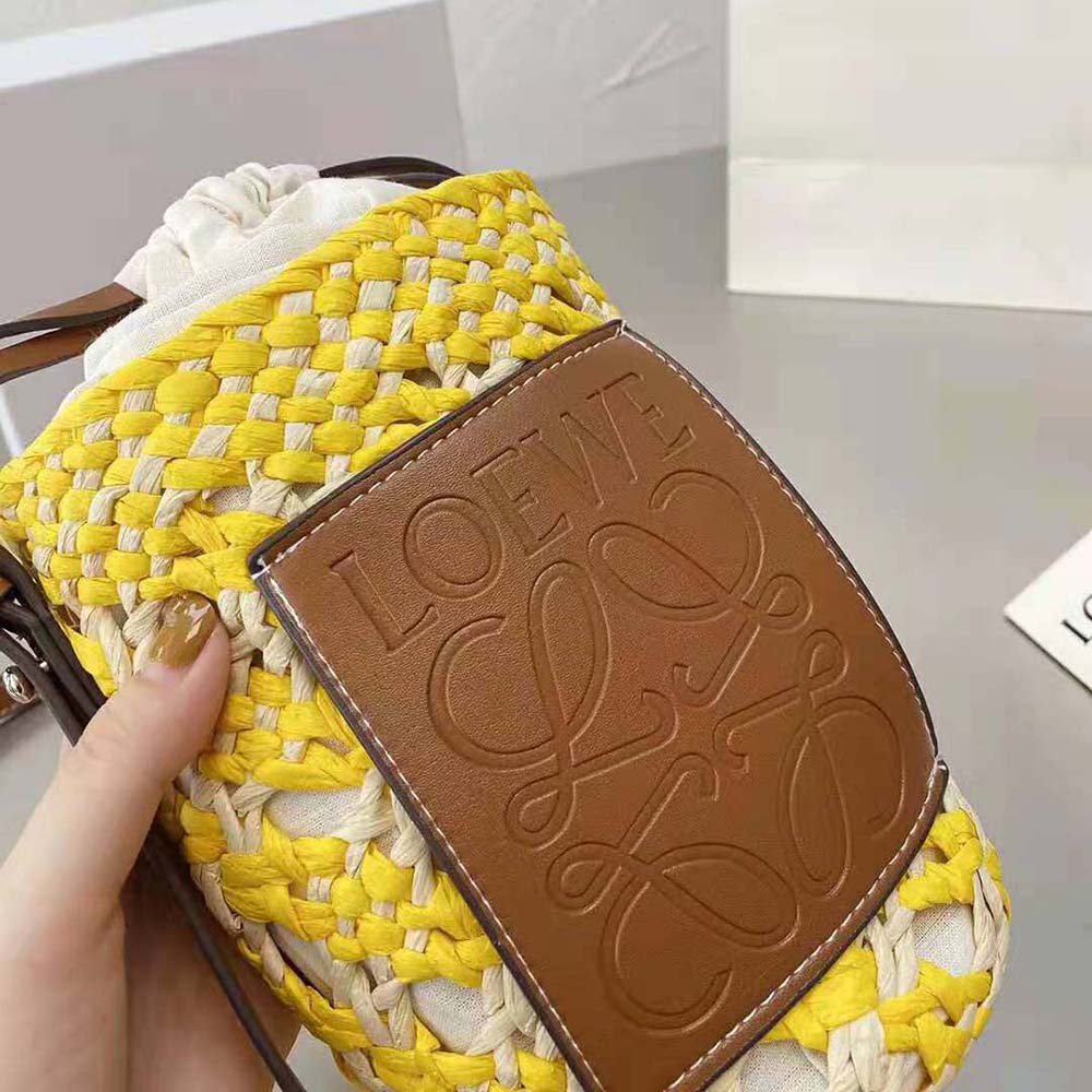 LOEWE Cylinder Pocket in iraca palm and calfskin กระเป๋าสาน สไตล์มินิมอล ไซส์มินิตะมุตะมิ น่ารักไม่ไหว แล้วคือดีต่อใจ แมทช์ง่ายใช้ได้กับทุกลุคค่ะบอกเลย