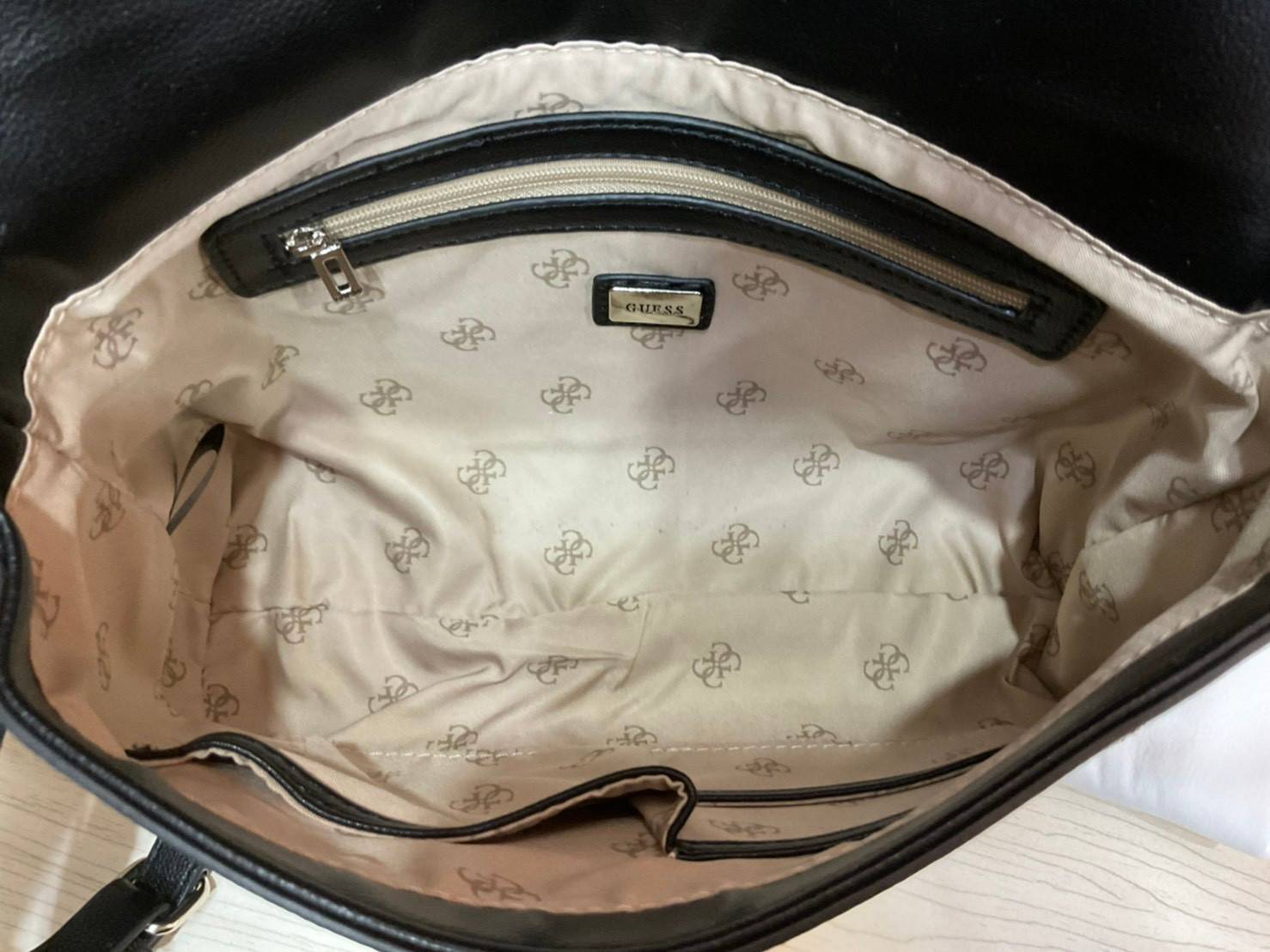 ของแท้ 💯% 】Guess Brit Crossbody Bag in Charcoal Signature Faux Leather and G Monogram Print with Black Leather Flap - Women's Sling Bag กระเป๋าสะพาย Crossbody ทรงเหลี่ยม รุ่นยอดนิยมอีกรุ่นหนึ่งของ Guess ตัวหนังคือดีงามทรงสวย หนังนิ่มน่าใช้มาก