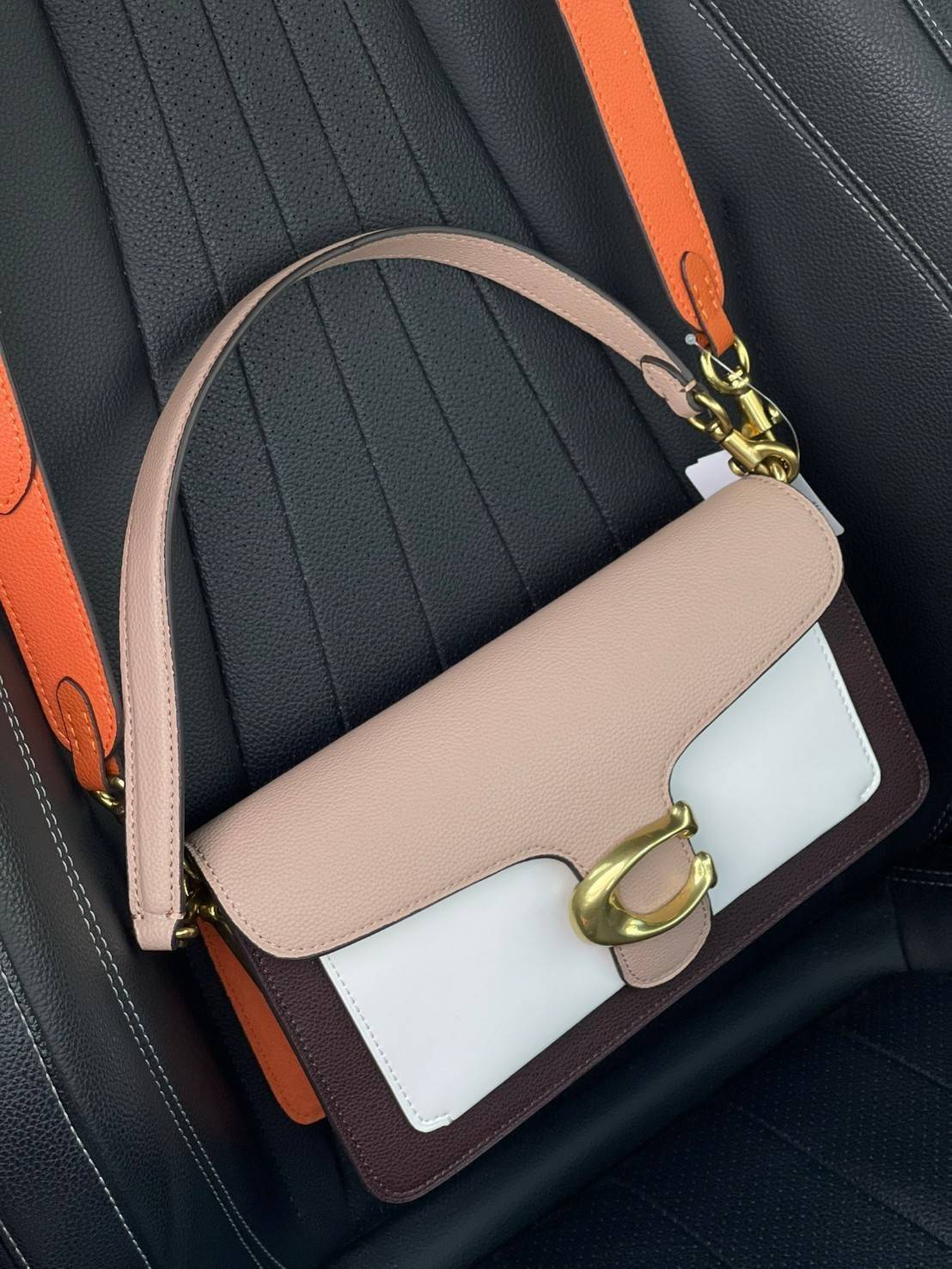 Coach Tabby Shoulder bag Coach Colorblock Tabby Shoulder Bag 26 Taupe Ginger Multi/gold 76105 ให้ลุคเก๋ ๆ ด้วยสีและลวดลายคลาสสิกตามแบบฉบับสาว Coach กระเป๋าสะพายไหล่สุดคลาสสิกรุ่นนี้ เป็นรูปทรงสี่เหลี่ยมผืนผ้าที่เข้าได้กับสาว ๆ ทุกสไตล์ หมุดสำหรับเปิดปิดกร