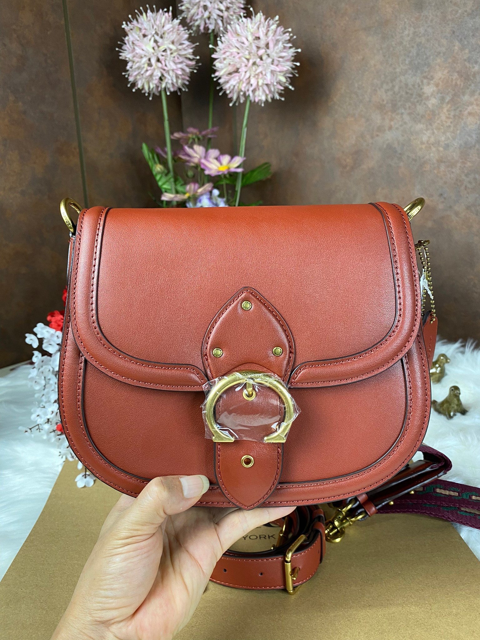 OUTLET 】COACH BEAT SADDLE BAG 10 แบบพร้อมส่ง จุกๆ เลยค่า The best item! ที่สาวๆรอคอย! ฮอตไฟลุก! สีหายาก ละมุนคุณหนู คอลเลคชั่นใหม่ ดีไซน์หรูหรา พิเศษมากๆมาพร้อมสายสะพาย 2 เส้น ใช้คู่กันหรือแยกสะพายก็สวยครบสูตร กระเป๋าสะพายทรง saddle คลาสสิค วัสดุหนัง glov