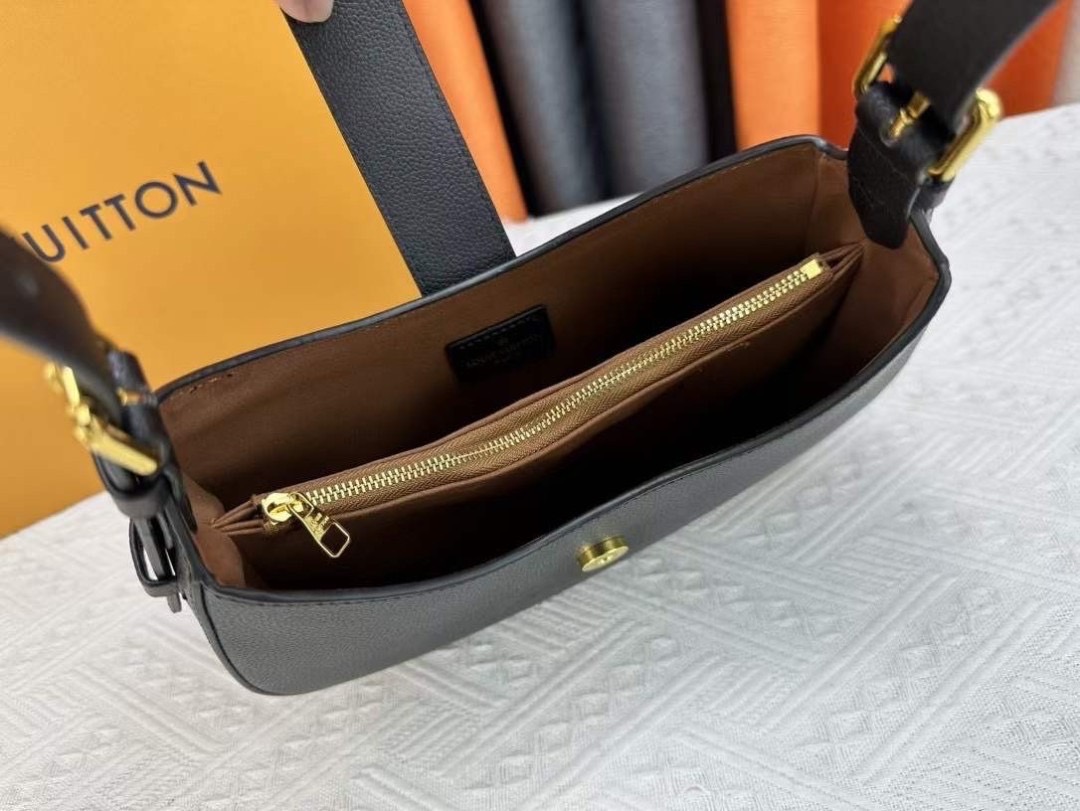 LV Low Key Shoulder Bag กระเป๋าถือดีไซน์เรียบหรูสไตล์ quiet luxury ตกแต่งแม่กุญแจ LV เกรดออริ 1:1 ใช้งานต่างประเทศได้