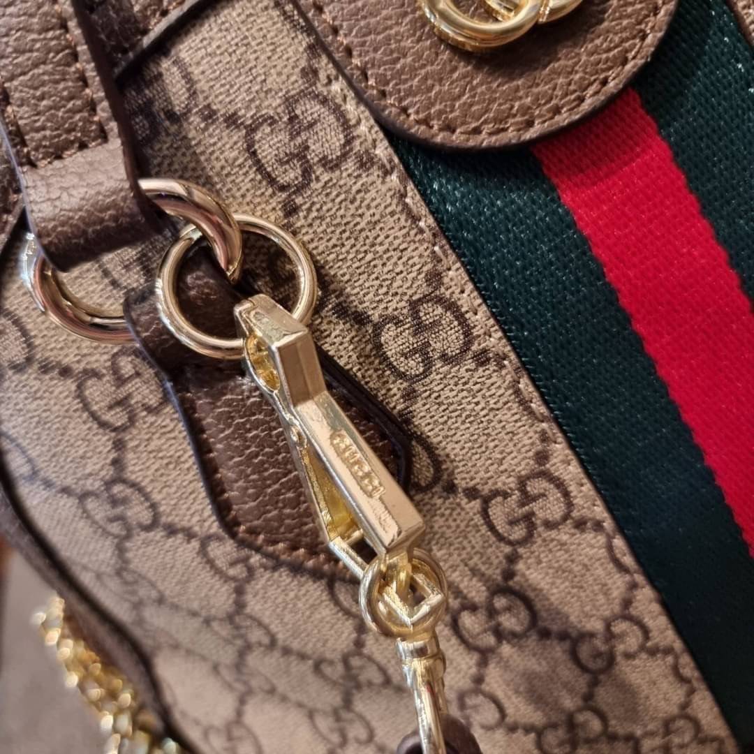 GC CLASSIC SATCHEL BAG กระเป๋าถือ/สะพายทรงโดม รุ่นหายาก สวยคลาสสิค แถมฟรี!! โบว์ผ้าลายแบรนด์ สำหรับตกแต่งหูกระเป๋า ผูกเป็นโบว์ หรือพันถนอมหูกระเป๋าก็เพิ่มดีเทลความหรูได้ วัสดุหนังแคนวาส ดีไซน์แถบคาดโดดเด่น เปิด-ปิดกระเป๋าด้วยซิป หัวซิปตัว G อะไหล่สีทอง เล