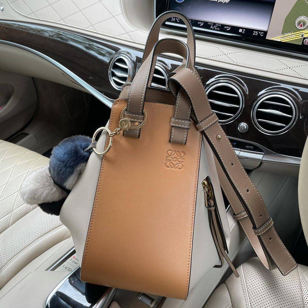 LOEWE HANDLE & SHOULDER BAG GIFT WITH PURCHASE GWP รุ่น Rare items สุดๆวัสดุหนังแท้ Calfskin หนังสวยดีไซน์มีเอกลักษณ์ ใบใหญ่กำลังดี น้ำหนักเบา สามารถปรับได้หลายทรง ด้านข้างมีซิปปรับขยายได้ ภายในโล่งกว้าง ใส่กระเป๋าสตางค์ กล้อง มือถือ ของใช้ได้เยอะ หูหิ้วห