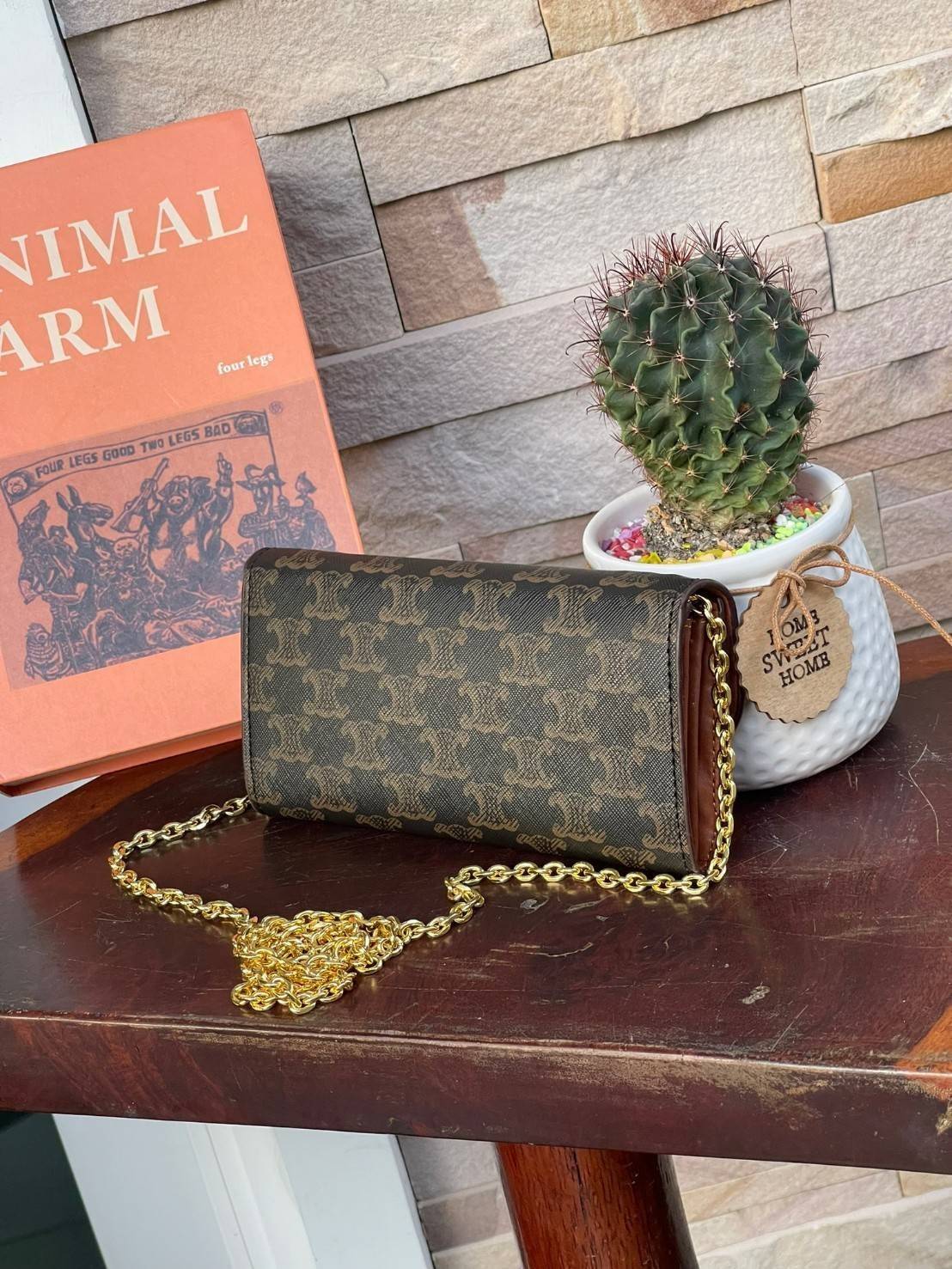 CELINE INSPIRED 2IN1 LONG WALLET ใครมีของที่ต้องจัดเก็บในปริมาณมาก จะต้องถูกใจกระเป๋าสตางค์ผู้หญิงใบนี้แน่นอน เนื่องจากมีช่องแยกย่อยสำหรับใส่ธนบัตร เหรียญ และบัตร รวมแล้วกว่า 10 ช่อง ให้คุณจัดเก็บของต่าง ๆ ได้เป็นสัดส่วน นอกจากนี้ ยังมีช่องใส่ของเบ็ดเตล็ด