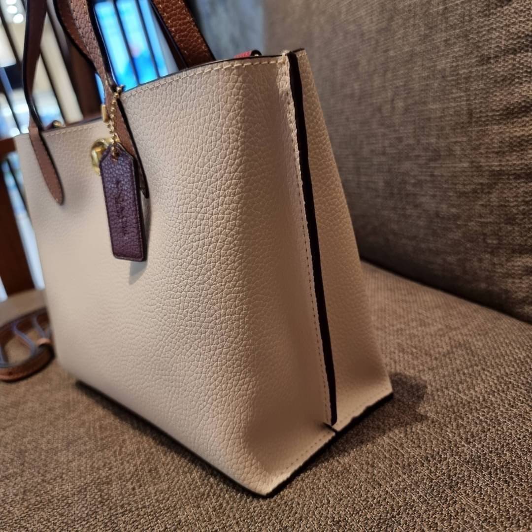 COACH C8561 C8869 WILLOW TOTE 24 IN COLOR BLOCK น้องสาวลุคลูกคุณมาแล้วจ้า กระเป๋าถือ/สะพาย ดีไซน์คัลเลอร์บล็อค ลงตัว เรียบหรู ใบจริงคือผู้ดี๊ผู้ดี ใช่ได้ทุกๆโอกาส วัสดุหนัง pepble อยู่ทรง เปิดปิดด้วยตัวบิดล็อค และอีกฝั่งเป็นกระดุมแม่เหล็ก ภายในโล่งกว้าง ใ