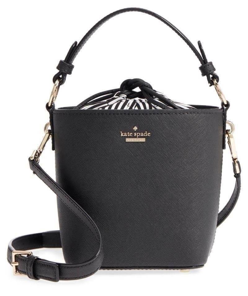 Kate Spade New York Cameron Street Pippa Bag กระเป๋าถือหรือสะพายรุ่นใหม่ล่าสุดจาก Kate Space Factory Outlet ดีไซน์ทรงถัง เปิดปิดด้วยหูรูด Drawstring ด้านหน้าประดับโลโก้เเบรนด์อะไหล่ทอง ภายในมีช่องใส่ของสามารถใส่กระเป๋าสตางค์ใบยาว มือถือ ของใช้ได้จุ พร้อมส
