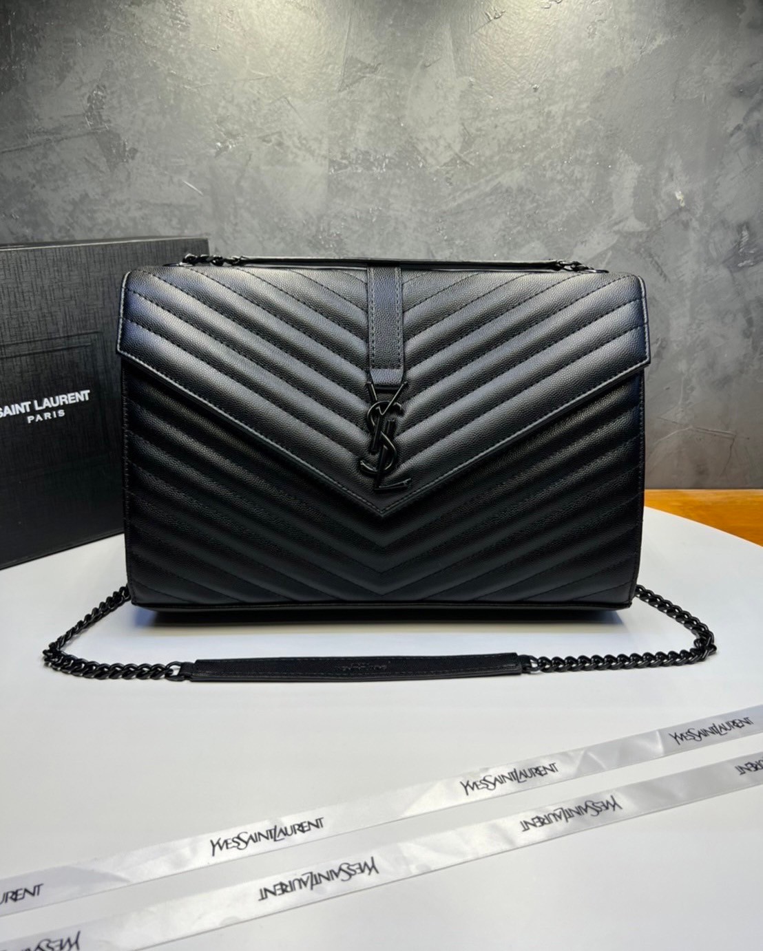 หนังแท้ YSL college large chain bag in quilted leather 30cm กระเป๋าสะพายใบใหญ่ ดีไซน์ทรงสวยหรู ตอบโจทย์ได้ทุกสไตล์ ภาพสินค้าถ่ายจากงานขายจริง ใช้งานต่างประเทศได้