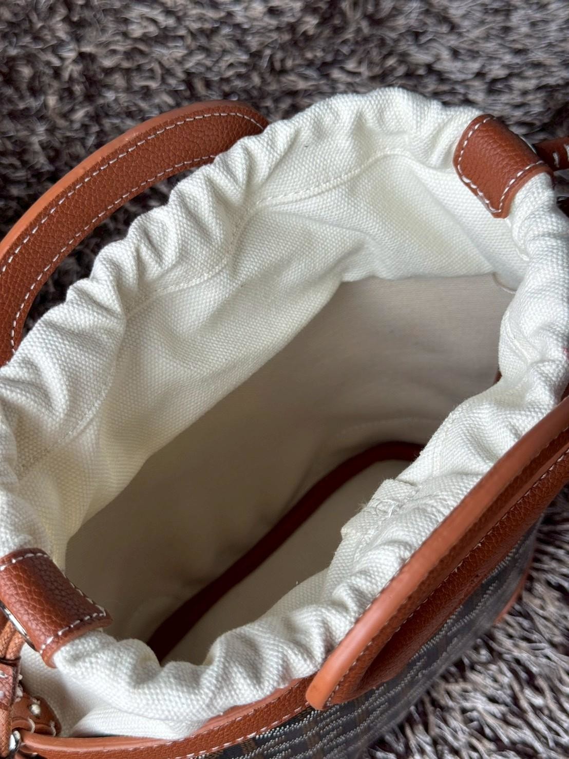 Goyard Beluga Mini Bag กระเป๋าสะพายทรงบัคเก็ต หูจับในตัว ภายในเป็นเชือกรูด น่ารักเกินต้าน เหมาะมากกับสาวๆสายแต่งตัวน่ารัก ขนาดกำลังพอดีไม่เล็กไม่ใหญ่เกินไป ควรมีมากค่า