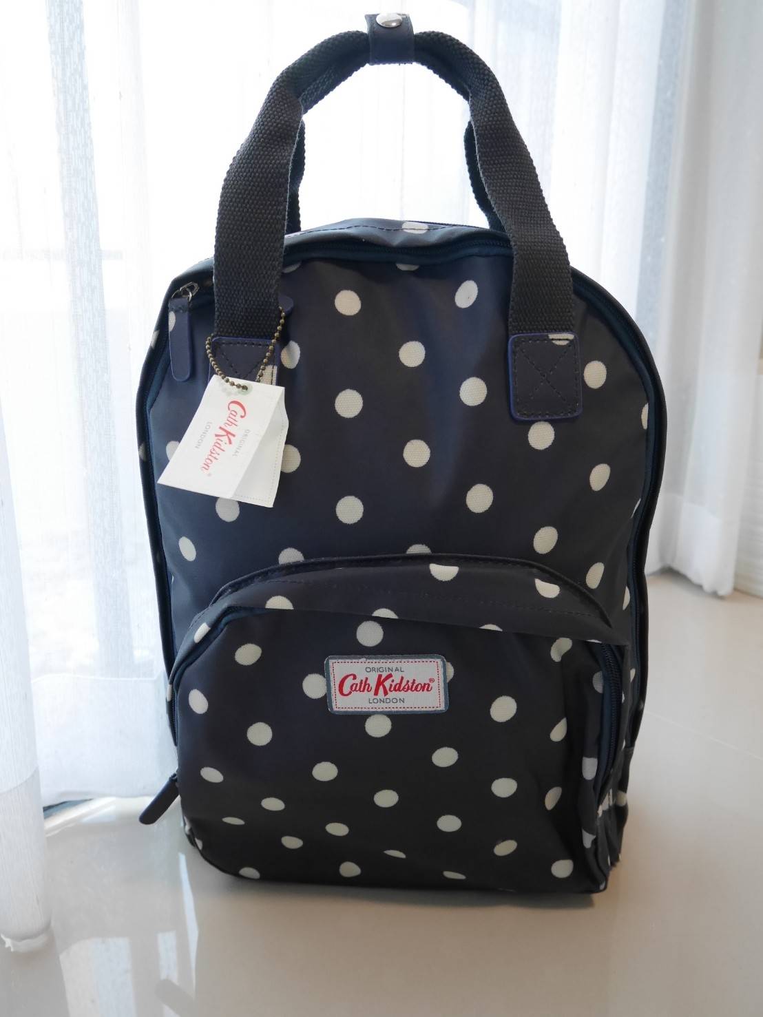 CATH KIDSTON BACKPACK BAG กระเป๋าเป้น่ารัก ตามแบบฉบับของแบรนด์นี้เลยค่า โดดเด่นด้วยหนัง PVC พิมพ์ลาย กันน้ำทั้งใบ ด้านในมีช่องซิปใหญ่ใส่ของ 2 ช่อง จุของได้เยอะ ใส่ IPAD / A4ได้สบายเลยค่ะ ด้านหน้ามีช่องซิปเล็ก 1 ช่อง ใส่ของจุกจิกหนิบได้สะดวก น้ำหนักเบา ใช้