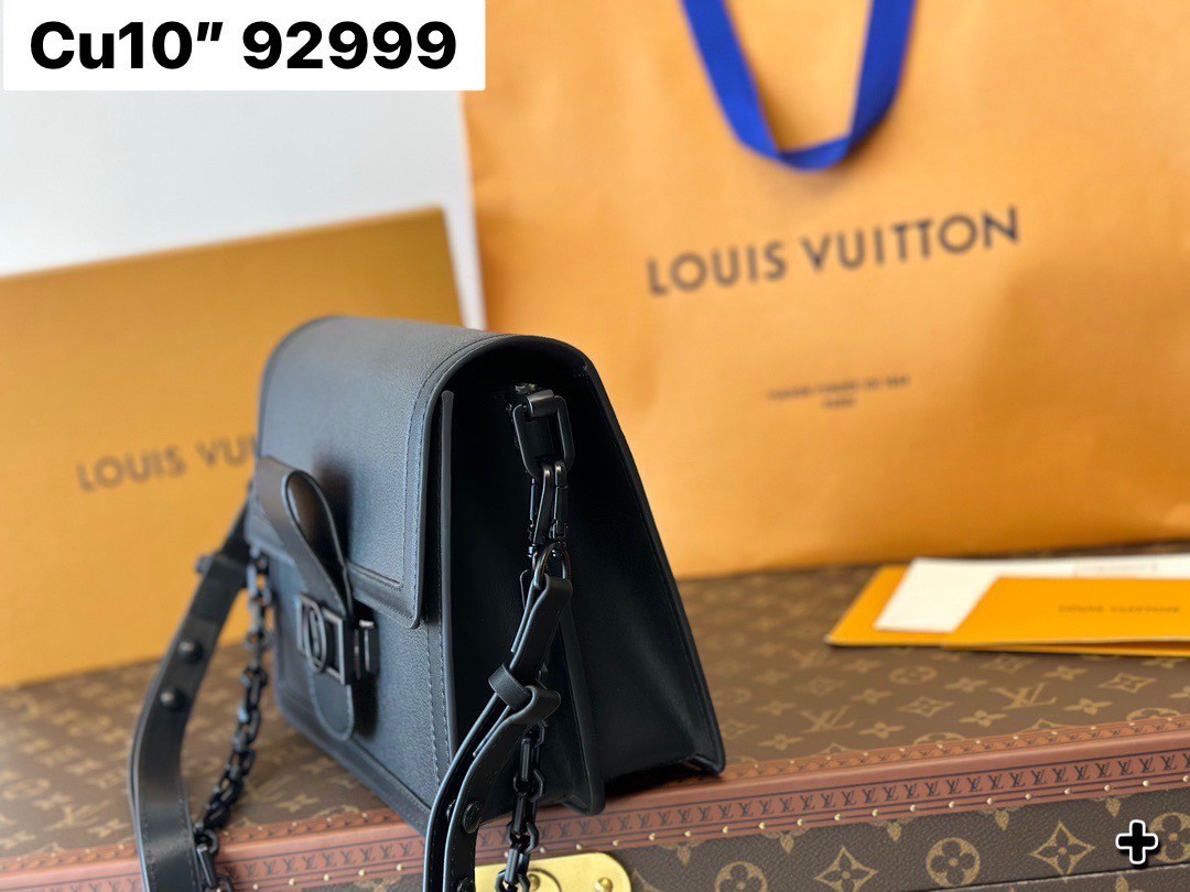 LV Dauphine MM Monochrome Black กระเป๋าสะพายทรงคลาสสิคลุคคุณหนูคุณนาย ยกระดับหนังแมตต์โทนสีดำโมโนโครมจากคอลเลคชั่น Black Out ดีไซน์ตัวล็อก LV สวยหรูเป็นเอกลักษณ์