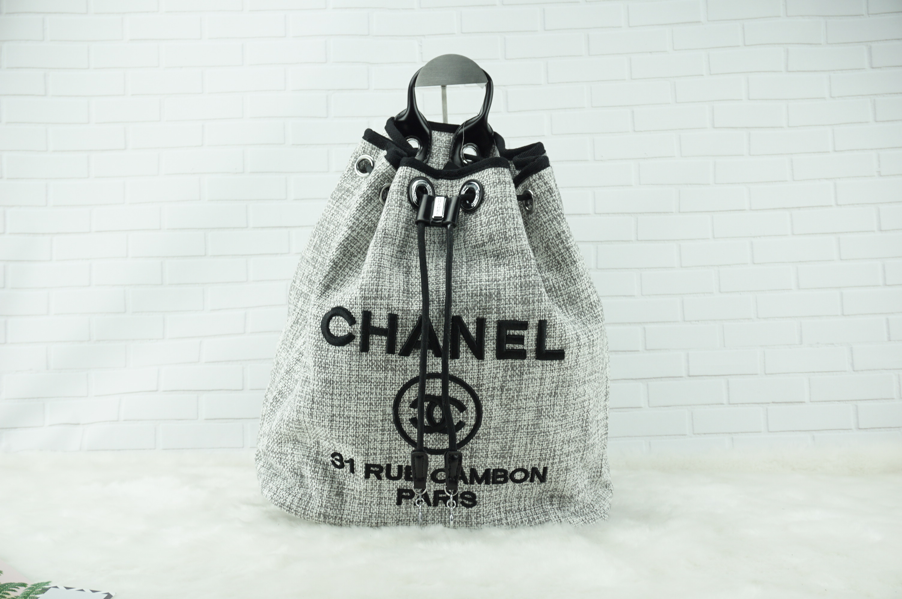 premium gift Chanel ทรงขนมจีบปักโลโก้นูน โลโก้ปัก ผ้า canvas เนื้อหนาอย่างดี มีซับใน ด้านหน้าปักโลโก้แบรนด์หรู จุดเด่นที่เป็นเป้สะพายด้านหลัง หรือสะพายด้านข้างก็ได้