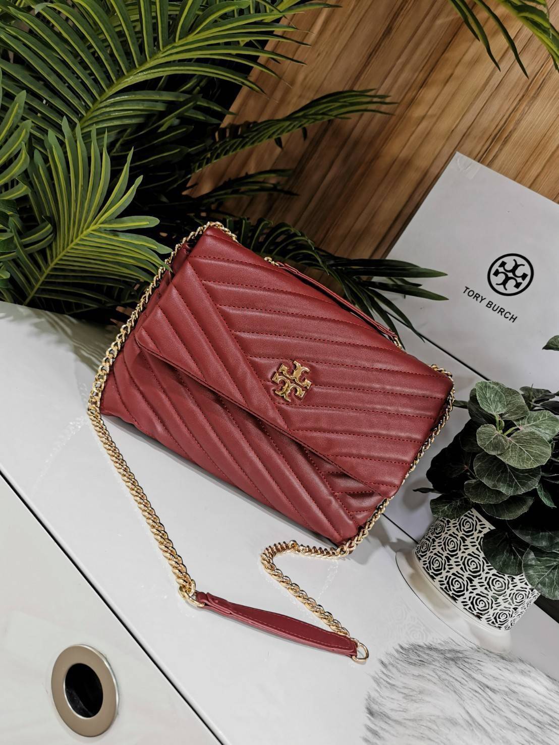 OUTLET ของแท้ 💯% 】Tory Burch Factory Outlet Quilted Chain Crossbody Sling Bag กระเป๋าสะพายรุ่นแนะนำจาก Tory Burch Factory วัสดุหนังแกะสังเคราะห์ขึ้นลายริ้วหนังนิ่มสวยอยู่ทรง ดีไซน์ยอดนิยมสวยน่าใช้
