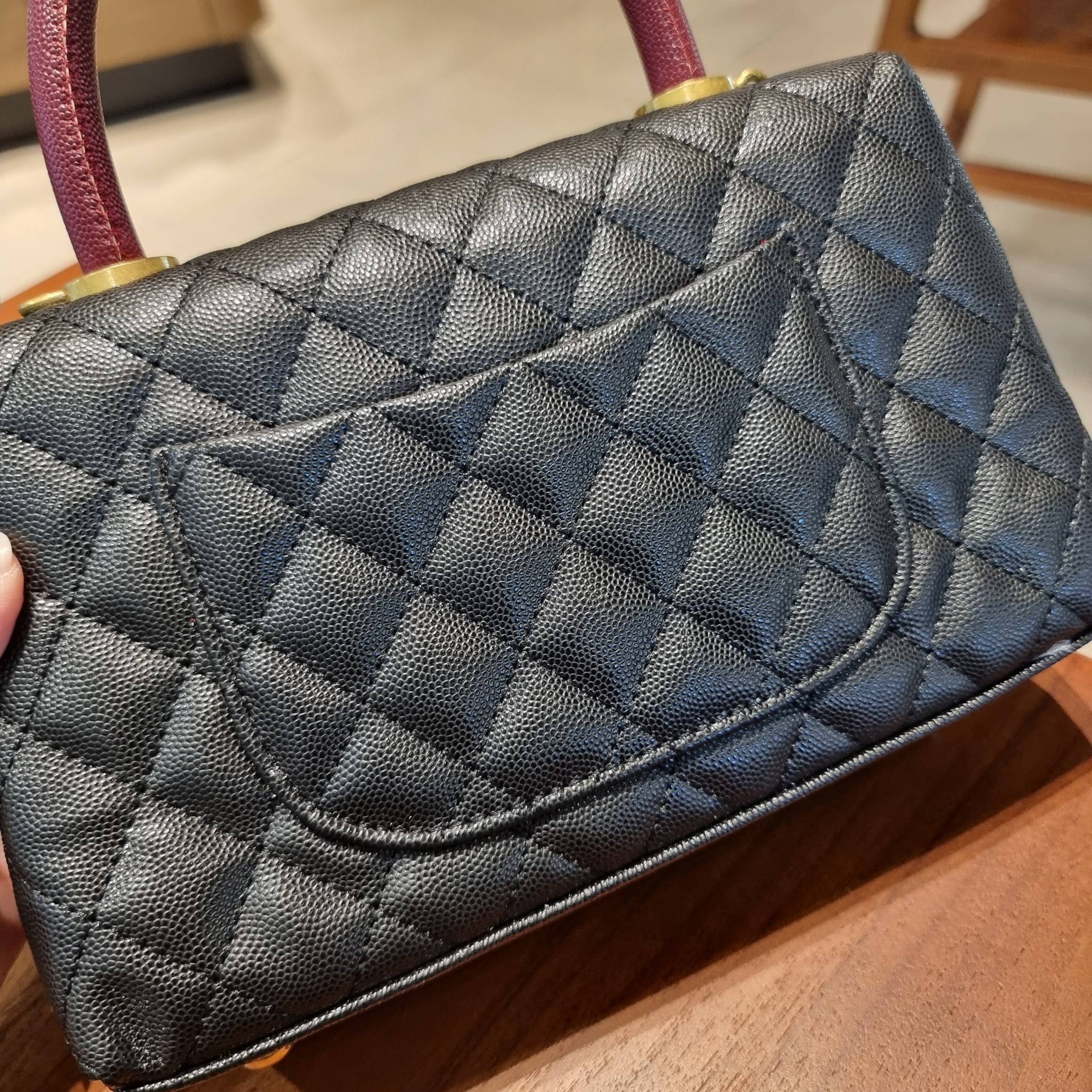 VIP 】รุ่นยอดฮิตตลอดกาล ไซส์กำลังสวย!! จากแบรนด์ Chanel กระเป๋าถือ/สะพาย หนังลายคาเวียร์ โลโก้เด่นชัด เปิด-ปิดกระเป๋าด้วยตัวบิดล็อค อะไหล่สีทองหรู ทรงสวยผู้ดี ภายในกระเป๋ามีช่องโล่งกว้างจุของได้พอสมควร มีช่องซิปแบ่งสัดส่วน ด้านหลังมีช่องเก็บของจุกจิกอีก 1 