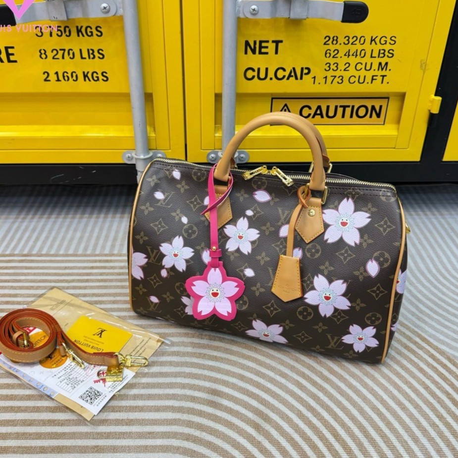 LV x TM Speedy Bandoulière Cherry Blossom bag กระเป๋าทรงหมอนที่ใครเห็นต้องเป็นคลั่งรัก ปรับลุคให้มีชีวิตชีวาด้วยลายดอกไม้ซากุระเชอรี่บลอสซั่ม คอลใหม่สุดเอ็กซ์คลูซีฟ