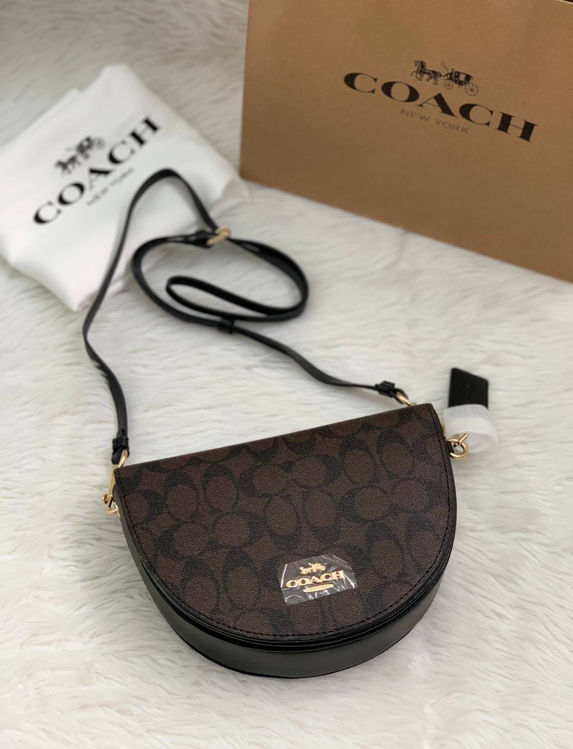 พร้อมส่งที่ไทยครบทั้ง6สีค่ะ 😘 Coach Ellen Crossbody In Signature ((C1432)) กระเป๋าทรงฮาฟมูนรูปทรงคลาสสิก ออกแบบให้มีลักษณะโค้งมน ไม่ดูเป็นทรงแข็งจนเกินไป ดีไซน์และสีของกระเป๋ายังเรียบง่าย เข้าได้กับทุกชุด สะพายครอสบอดี้ร์//สะพายข้าง หรือถือแบบคลัท