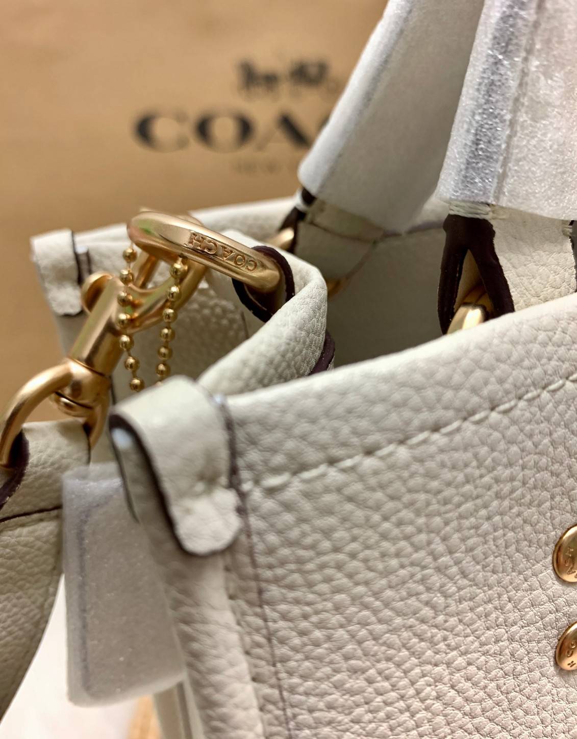 ใหม่ล่าสุด อดใจยังไงไหว COACH Dempsey Field Tote 22 C5268 โทนสีขาวล้วน ดำล้วน สุดคลาสสิก พร้อมส่งความสวยที่ไทยค่ะ! กระเป๋าทรง Tote ขนาดพอเหมาะลำตัว พกพาง่ายสะดวกได้กับทุกๆวัน ด้านหน้าปั้มโลโก้แบรนด์ตัวใหญ่สวยค่ะ;เปิดปิดกระเป๋าแบบกระดุมแม่เหล็ก ภายในใส่กระ