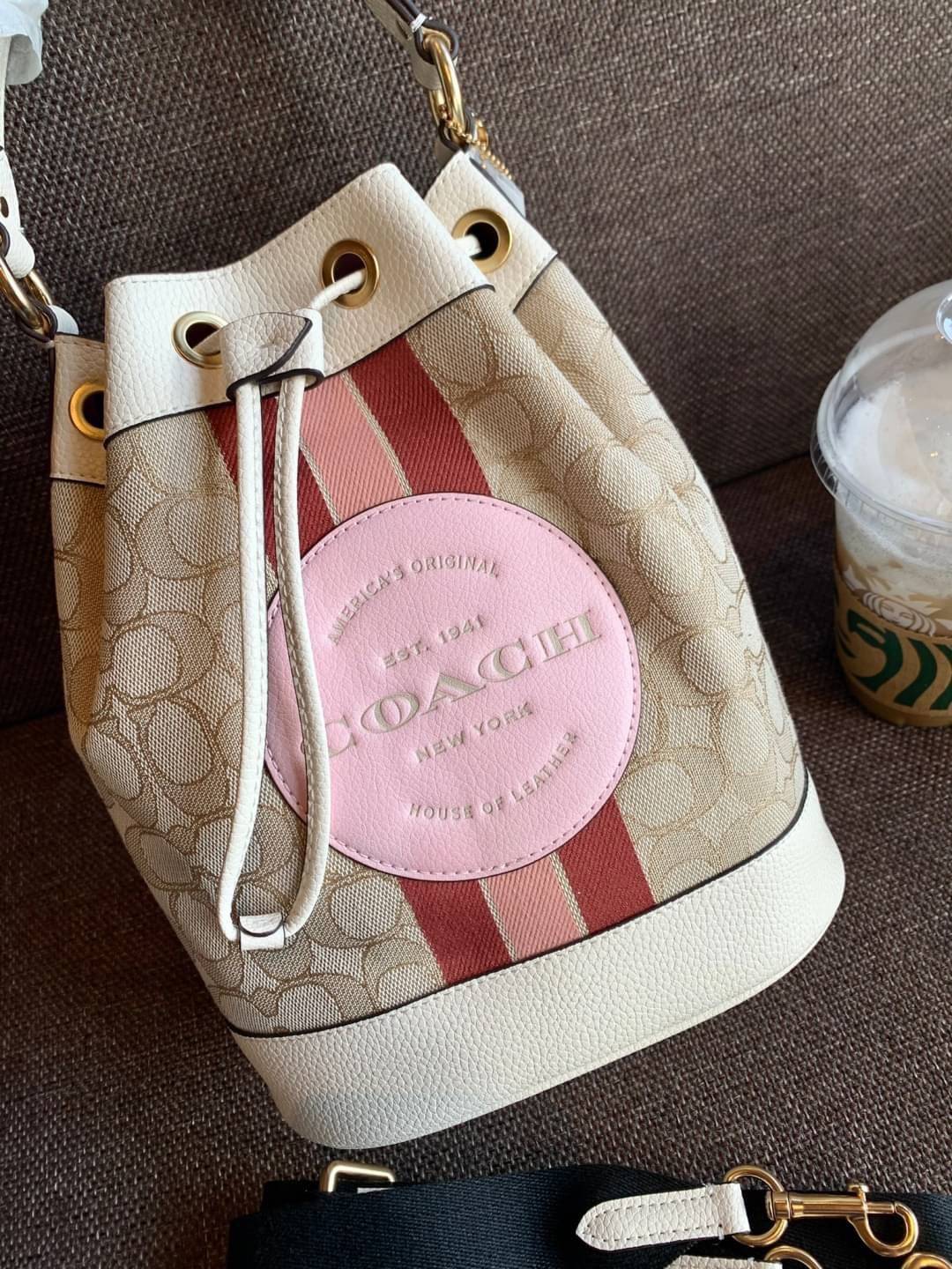 สวยหรู ดูดีมากๆ บอกเลย ไม่มีคือพลาดจร้าา! COACH DEMPSEY DRAWSTRING BUCKET BAG ((C4100//C4102)) พร้อมส่งที่ไทยอีกครั้ง! กระเป๋าทรงขนมจีบ หนังแท้นิ่มสวยมากๆค่ะ จุดเด่นด้านหน้าปั้มโลโก้แบรนด์ ปากกระเป๋าแบบหูรูดใช้งานง่าย ภายในสามารถใส่ของจำเป็นในชีวิตประจำวั