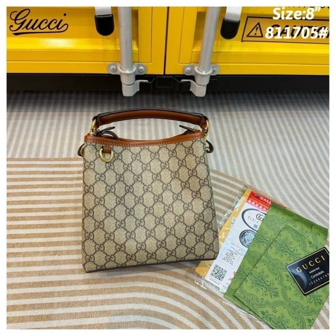 GUCCI GG Emblem mini bucket bag กระเป๋าทรงบัคเก็ตวินเทจงานแบรนด์หรู รุ่นใหม่ล่าสุด ดีไซส์สวยใช้งานง่าย ภายในโล่งกว้าง จุของได้เยอะ ถือหรือสะพายก็สวย Must Have!! เลยค่ะ