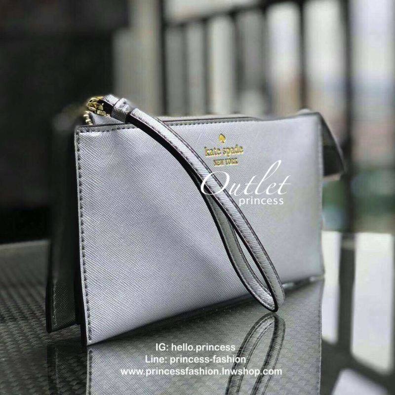 KATE SPADE Wallet Clutch Bag กระเป๋าทรงคลัชสุดคุ้มหนัง Saffiano ด้านหน้ามีโลโก้แบรนด์ มาพร้อมสายคล้องมือ เปิดปิดด้วยซิปสะดวกใช้ สามารถใส่แทนกระเป๋าสตางค์ใบยาว ภายในแบ่งออกเป็น3ช่องหลัก มีช่องใส่บัตร เครื่องสำอาง เครื่องเขียน เหรียญ ไส่ไอโฟนพลัส ได้ค่ะ มีก