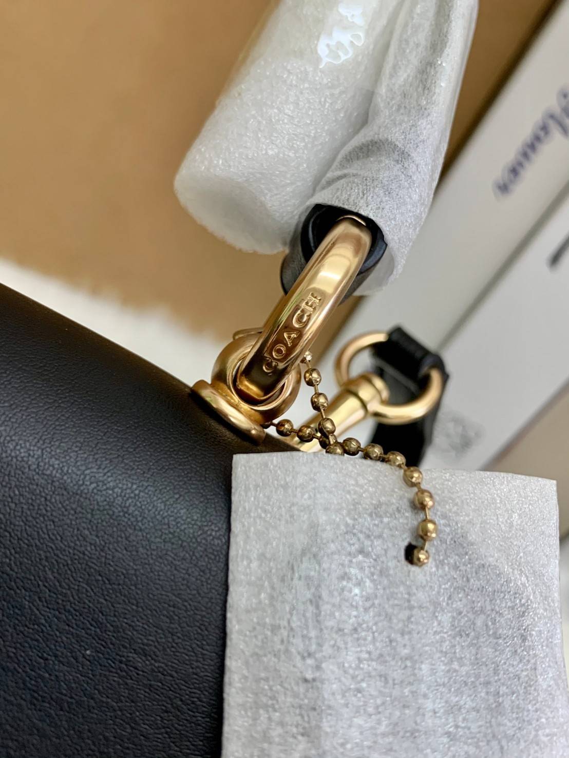 สวย หรู ดูดี รุ่นนี้กัยเลยค่า!! COACH TILLY TOP HANDLE SATCHEL IN SIGNATURE ((76620)) พร้อมส่งความสวย ห้ามพลาดค่ะ! กระเป๋าหิ้ว//คล้องมือ//สะพายข้างได้ ทรงสวย หนังแท้เรียบ+ลายCได้สวยงามค่ะ เปิดปิดกระเป๋าแบบหมุนล็อค ภายในมีช่องหลักใส่ของ2ช่อง สามารถใส่กระเป