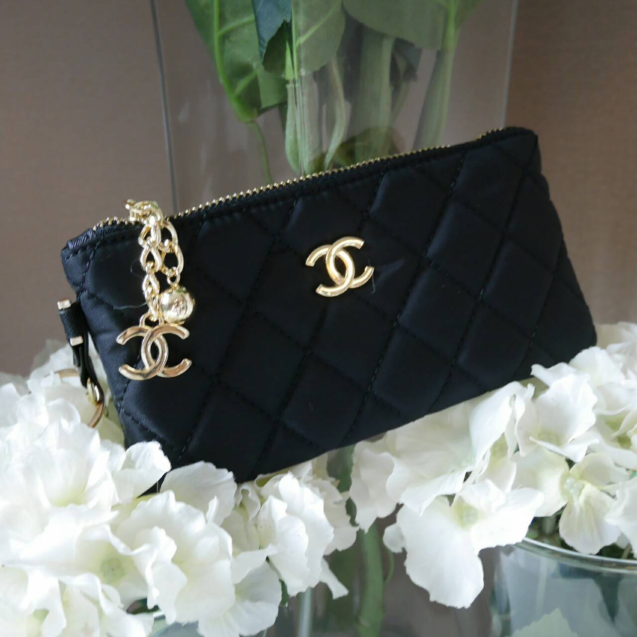 New Arrivals 2018 ♡ กับแบรนด์ดังอย่าง Chanel ตัวนี้มีมาให้สะสมจาก PERFUME COLLECTION ของสมนาคุณจากแบรนด์คะ วัสดุ NYLON แบบหนาเต็มใบ กันน้ำได้ *อะไหล่ทอง เปิดปิดด้วยซิปที่ห้อย CC สุดหรู + ลูกตุ้มกิมมิคน่ารัก ด้านในใส่เหรียญ+แบงค์ ของจุกจิกได้ ใส่ iP