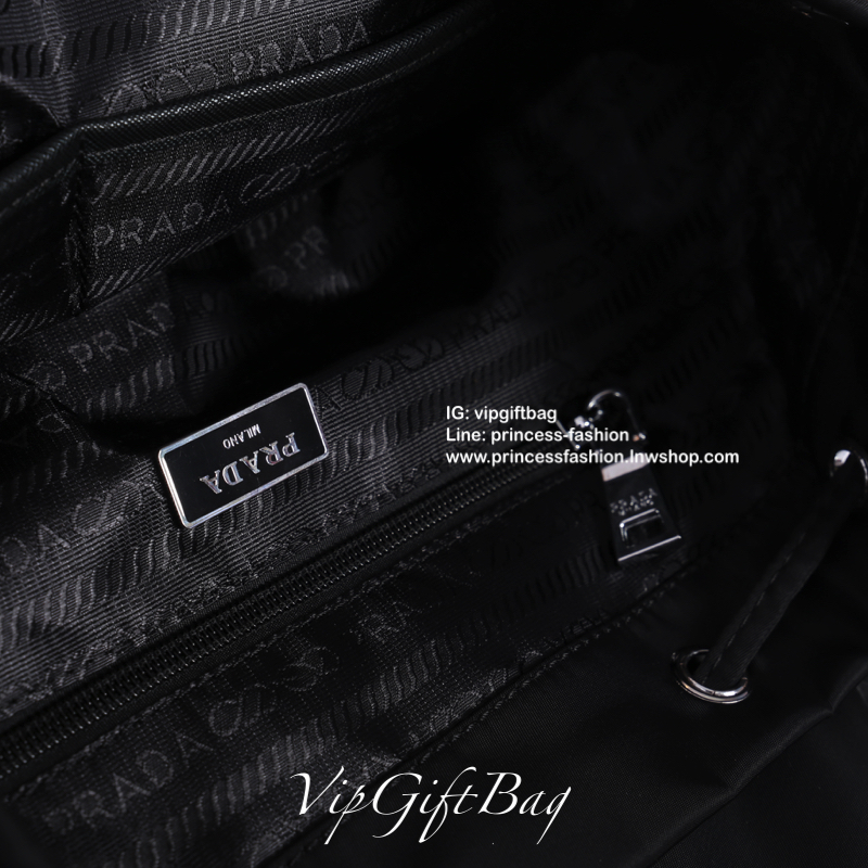 PRADA premium gift Nylon Backpack With Pocket วัสดุผ้าไนล่อนกันน้ำเนื้อหนาอย่างดี ใบนี้ ดีไซต์สวยเก๋ งานดีมากๆ อะไหล่แบรนด์ทุกจุด ใบนี้เก๋ตรงที่ เป็นเป้แบบหูรูด ทรงสวยน่ารัก แถมยังมีเปิดปิดด้วยกระดุมแม่เหล็กและแต่งด้วยเข็มขัดปรับได้ด้วย ด้านหน้ามีกระเป๋าอ