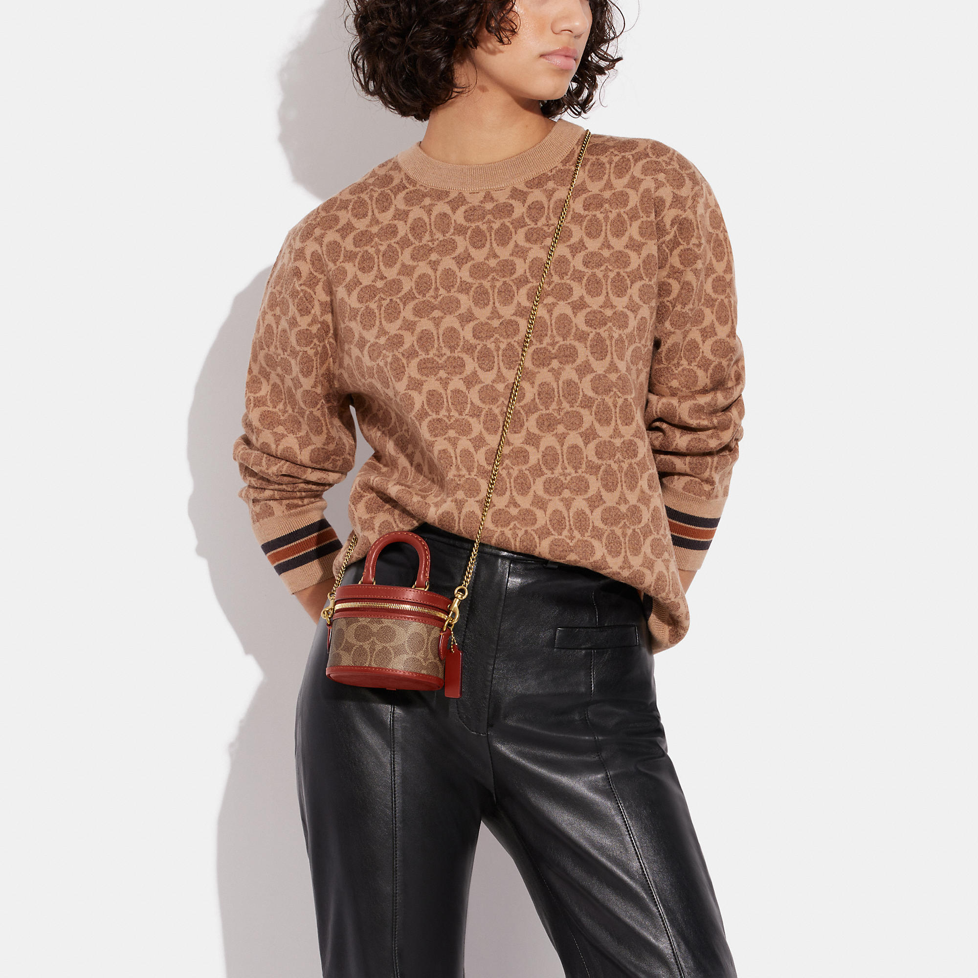 COACH TRAIL CROSSBODY 12 IN SIGNATURE CANVAS CE768 // CE769 มอบเป็นของขวัญปีนี้ รุ่นนี้ต้องเข้าแล้วล่ะคะ พร้อมส่งที่ไทยจำนวนจำกัด! ได้ล๊อตเปิดตัวราคาดีสุดมาค่ะ🎁มอบทันใช้ในช่วงเทศกาลปีใหม่นี้กันค่าา สวยไร้ที่ติ ✔️กระเป๋าใส่ของจำเป็นจุกจิก หน