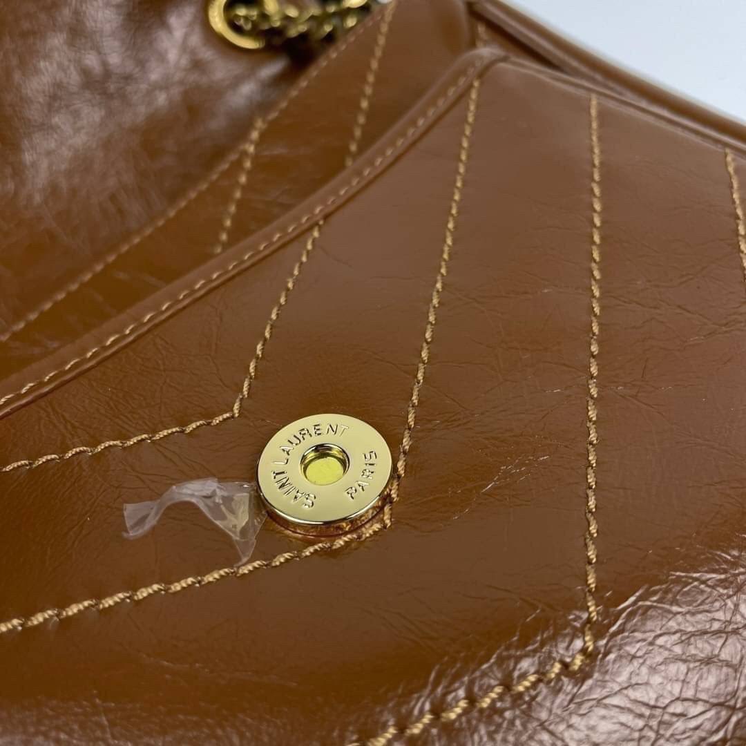 Saint Laurent Niki shoulder bag กระเป๋าสะพายรุ่นโดดเด่นด้วยโครงสร้างทำจากหนังวัว หนังมันเงา นิ่ม งานสวยมากๆ ค่ะ ด้านหน้าประดับโลโก้แบรนด์ และมีช่องสำหรับเก็บของที่หยิบใช้บ่อย ตอบโจทย์การใช้ชีวิตระหว่างวันได้ดีมากๆ สายสพายดีไซน์ได้หลายรูปแบบ แมทกับการแต่งต