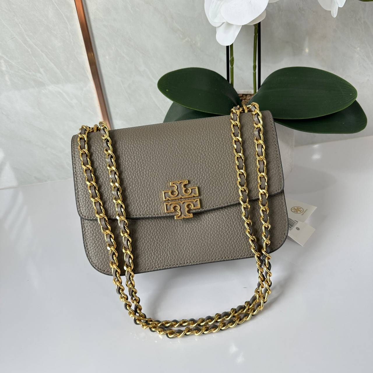 Tory Burch Britten Small Convertible Shoulder Bag คอลเลคชั่นใหม่สุดเรียบหรู กระเป๋าสะพายไหล่หรือสะพายข้าง วัสดุหนังอย่างดี ภายในแบ่งช่องเป็นสัดส่วน