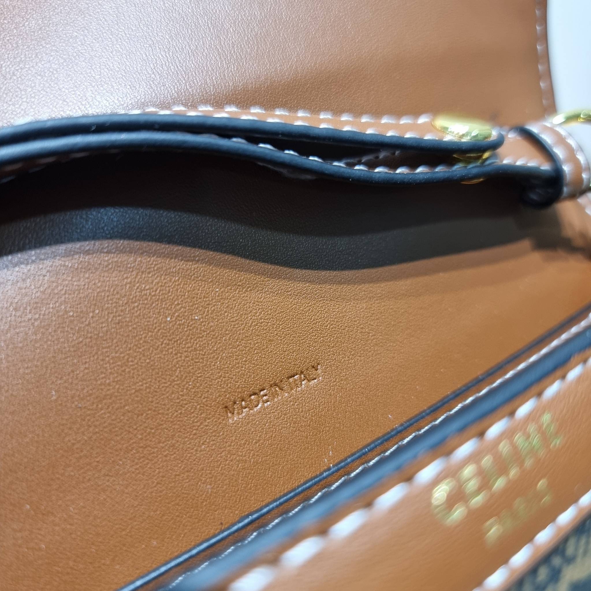 CELINE WALLET ON CHAIN TRIOMPHE CANVAS AND CALFSKIN ใหม่ล่าสุด สวยเฉี่ยว ไม่เหมือนใคร กับกระเป๋าสะพายกึ่งกระเป๋าสตางค์ ที่ใช้งานได้หลากหลายฟังก์ชั่น สะพายข้างได้ ถอดสายออกพกเป็นคลัทช์ได้