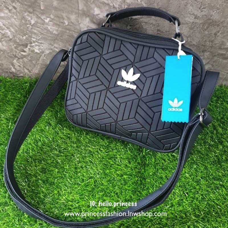 adidas 3D airline shoulder bag ทรงสปอร์ต รุ่นนี้มาใหม่ไฉไลกว่าเดิม แบบลาย 3D ใหม่สวยๆ ด้านหน้าติดโลโก้แบรนด์ บนพื้น 3D ด้านหลังพื้นเรียบมีช่องซิป รุ่นนี้มีที่จับสามารถถือได้หยิบใช้งานสะดวก เปิดปิดด้วยซิปอะไหล่ปั๊มแบรนด์ ด้านในเป็นช่องกว้าง มีช่องซิปด้านใน