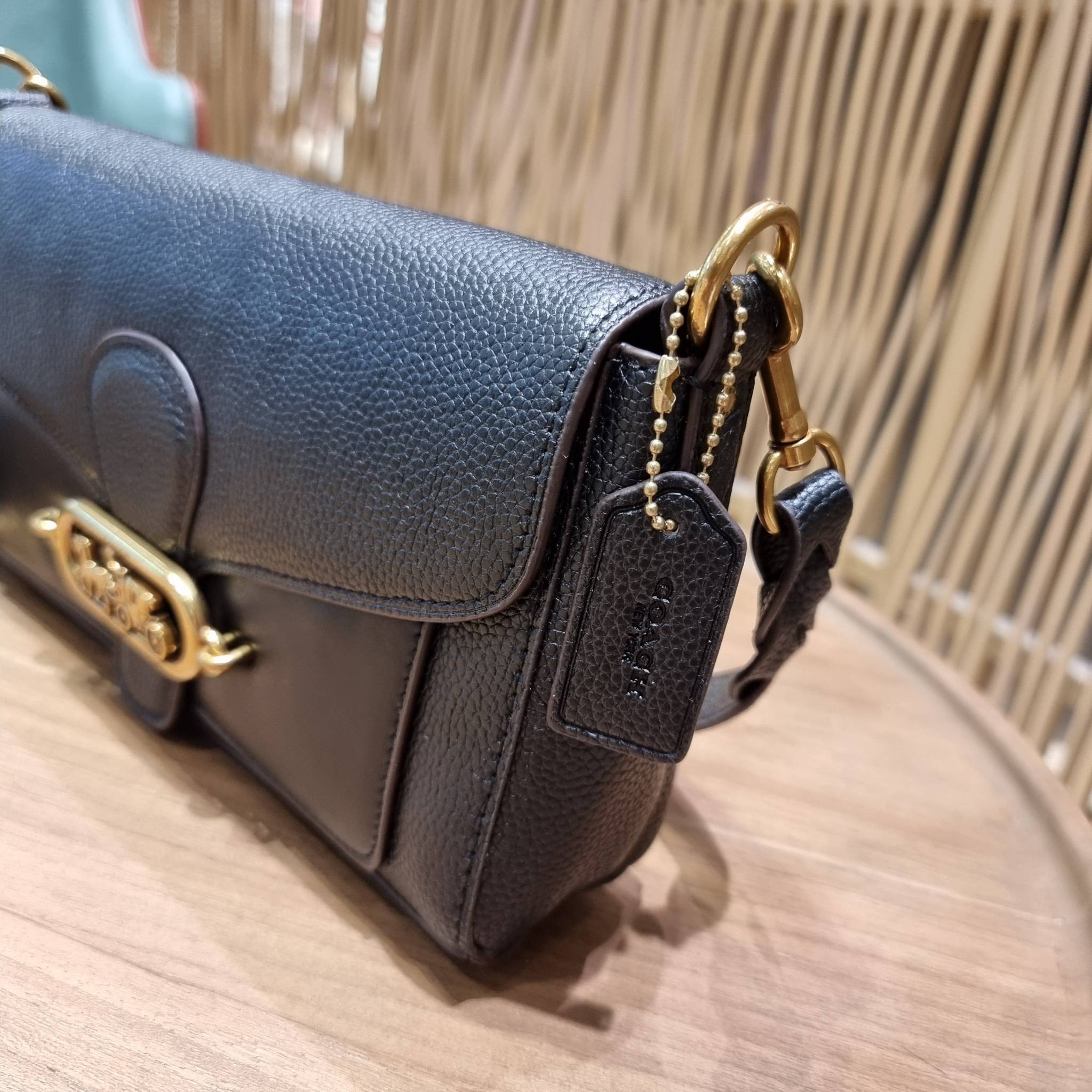 COACH SMALL JADE SHOULDER BAG [F91105,90782] กระเป๋าสะพายไหล่ ดีไซน์วินเทจย้อนยุค สวยคมชัด คลาสสิคใช้ได้ทุกลุค วัสดุหนัง pepble ทนทาน เปิด-ปิดด้วยฝาคาดโลโก้ พร้อมแถบแม่เหล็กในตัว รับรองแน่นหนา ด้านหลังมีช่องซิปให้ ภายในเป็นช่องโล่ง ขนาดกำลังดี ใช้งานง่าย 
