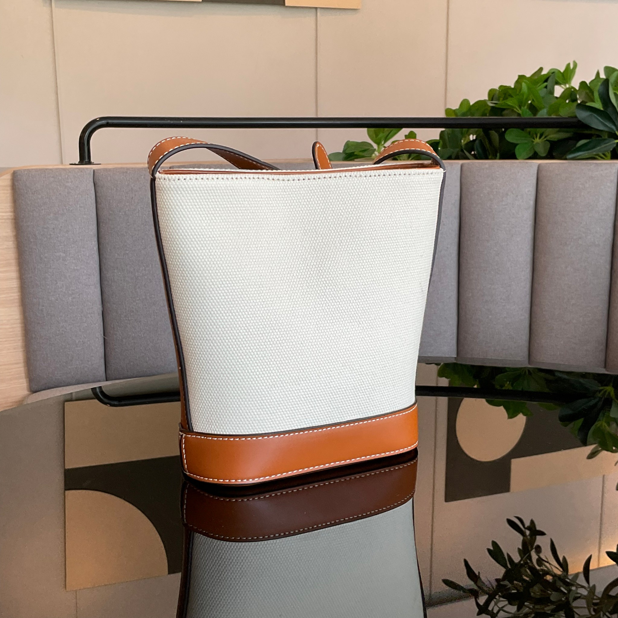 CELINE SMALL BUCKET CUIR TRIOMPHE IN TEXTILE / CELINE CROSSBODY VIP วัสดุ TRIOMPHE CANVAS สีขาวตัดกับโลโก้หนังสวยอยู่ทรงวางตั้งได้สบาย