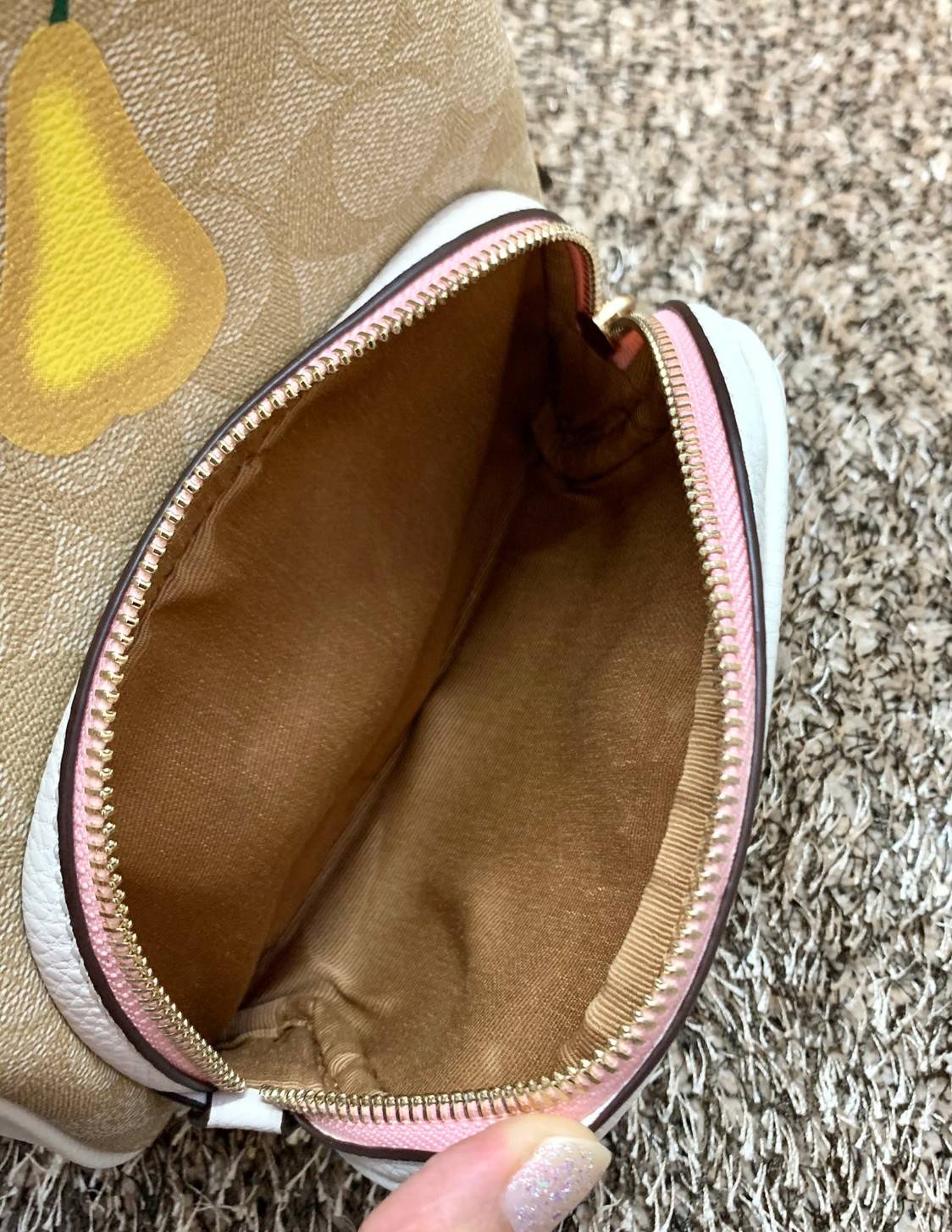 COACH MINI COURT BACKPACK IN SIGNATURE WITH PEAR ((c8258)) 🌈สวยกันก่อนใคร วางน้องไม่ลงเลยจริงๆค่าา😍 พร้อมส่ง! กับกระเป๋าสะพายหลังแบบมีหูหิ้วในตัว บอกก่อนเลยว่าหนังของน้องทั้งนิ่ม ทั้งสวย อย่างดีเลยค่ะ