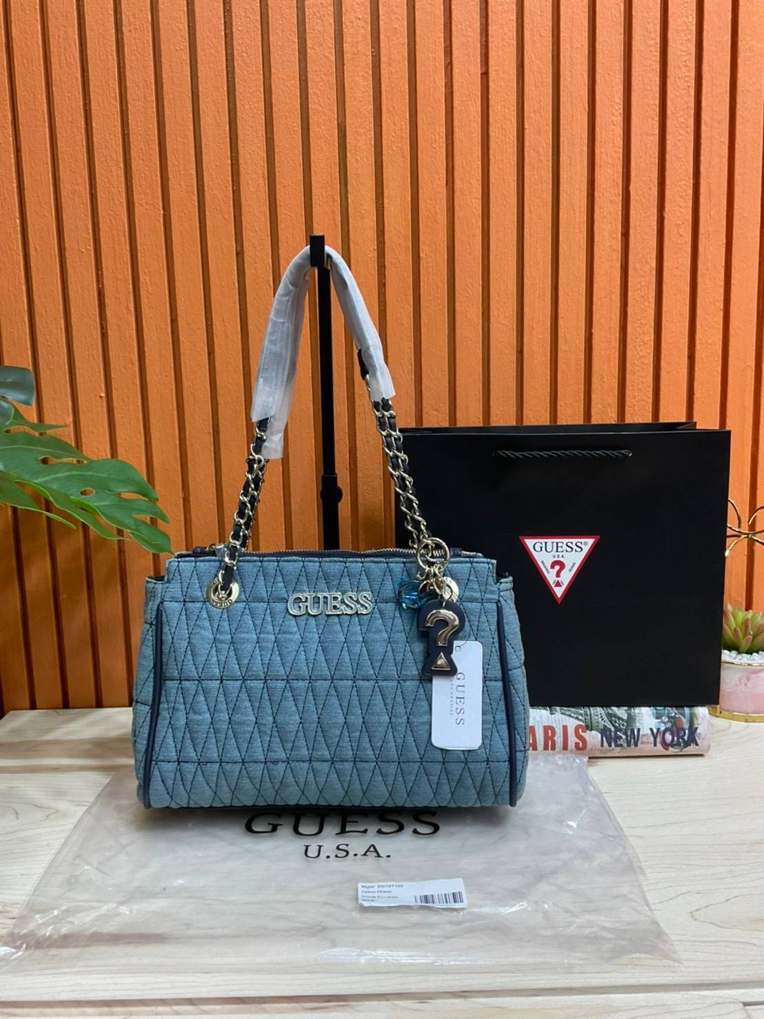 GUESS CROSSBODY BAG กระเป๋าถือหรือสะพาย ขนาดกำลังดี วัสดุ pu. faux leather หนังนิ่ม นุ่มมาก สวยอยู่ทรง มาพร้อมพวงกุญแจน่ารักๆ ถอดออกได้ ด้านหน้าประดับโลโก้แบรนด์