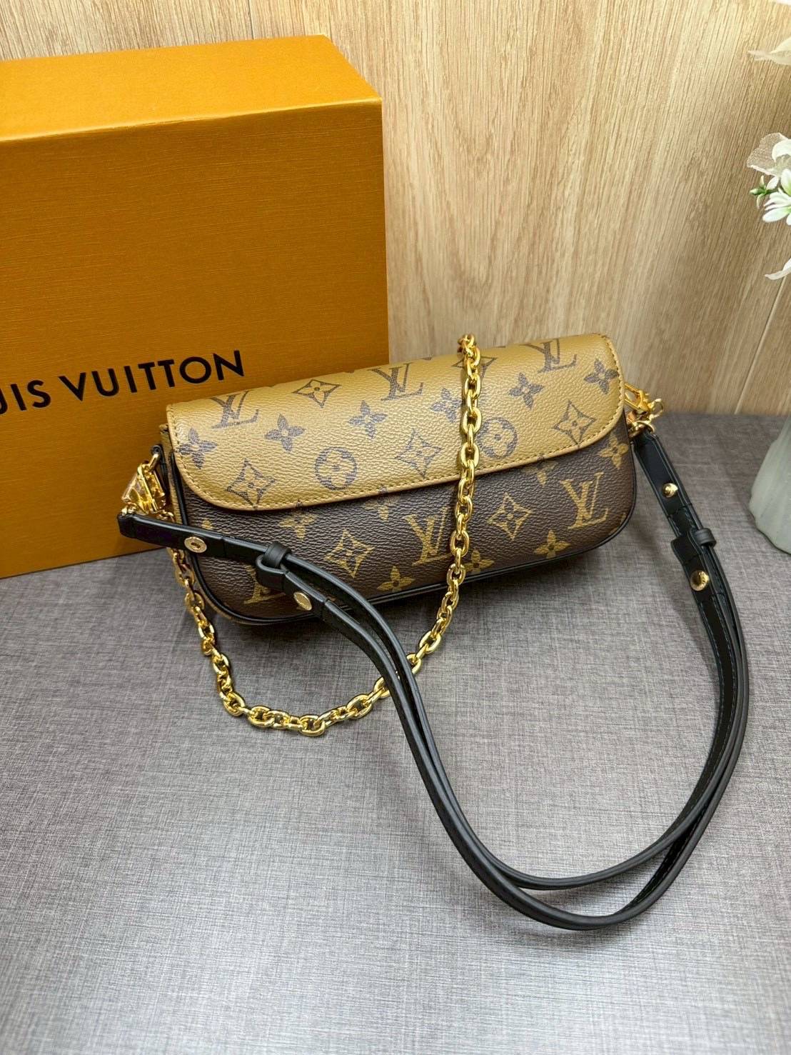 ORI หนังแท้ | LV Ivy chain wallet Bag กระเป๋าสะพายใบเล็ก ดีไซน์กระเป๋าสตางค์โซ่ โดดเด่นด้วยลาย Monogram Reverse Canvas เอกลักษณ์ของ Maison มอบลุคใหม่สดใส