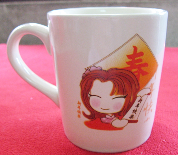 แก้วเซรามิค ลายเด็กสาวอวยพรปีใหม่ค่ะ