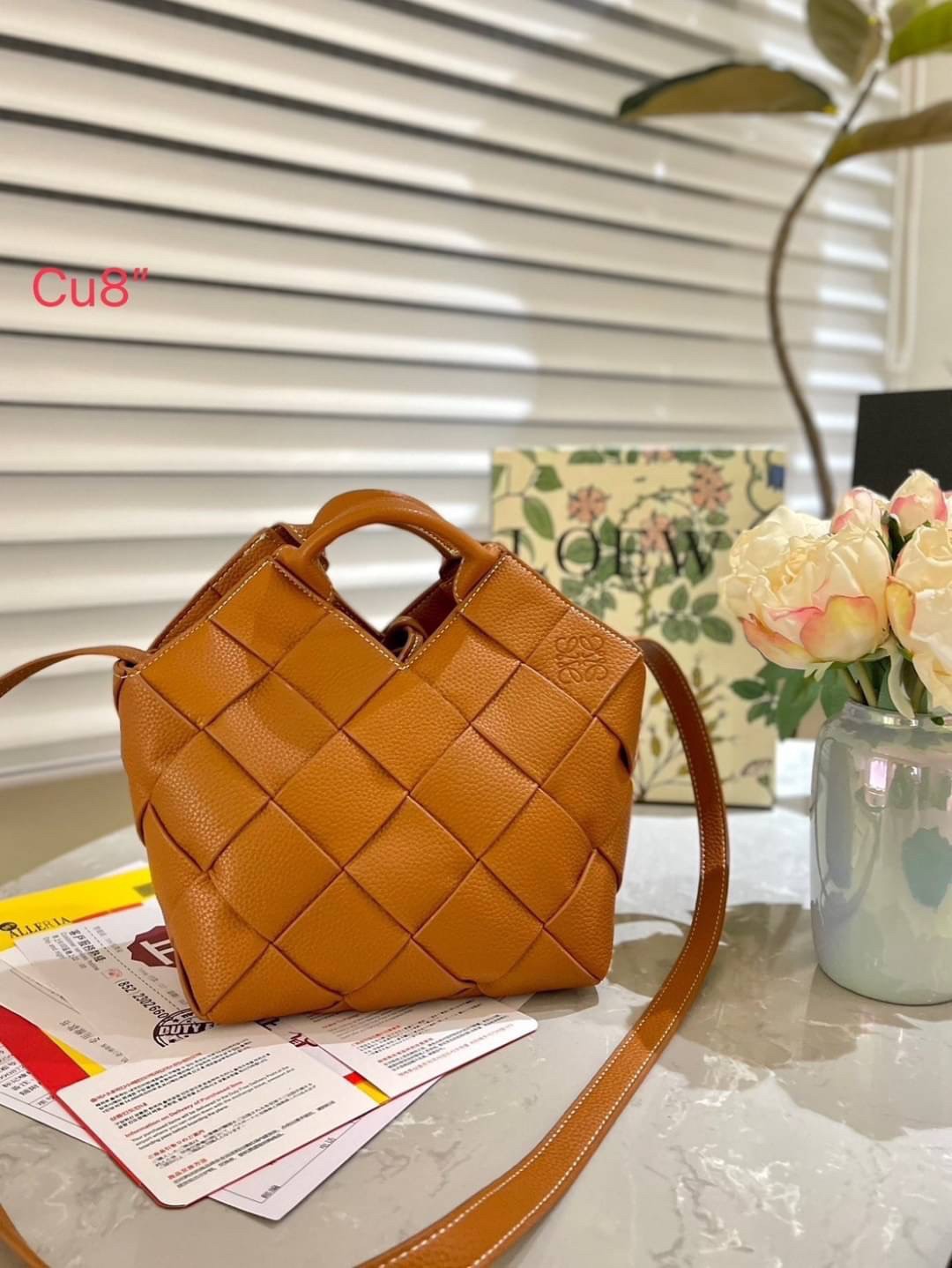 LOEWE WOVEN BASKET LEATHER BAG 20cm กระเป๋าสะพายถักทอด้วยความปราณีต ขนาดกำลังดีจุได้แบบเน้นๆ วัสดุหนังอย่างดีเต็มใบ หรูเลิศ