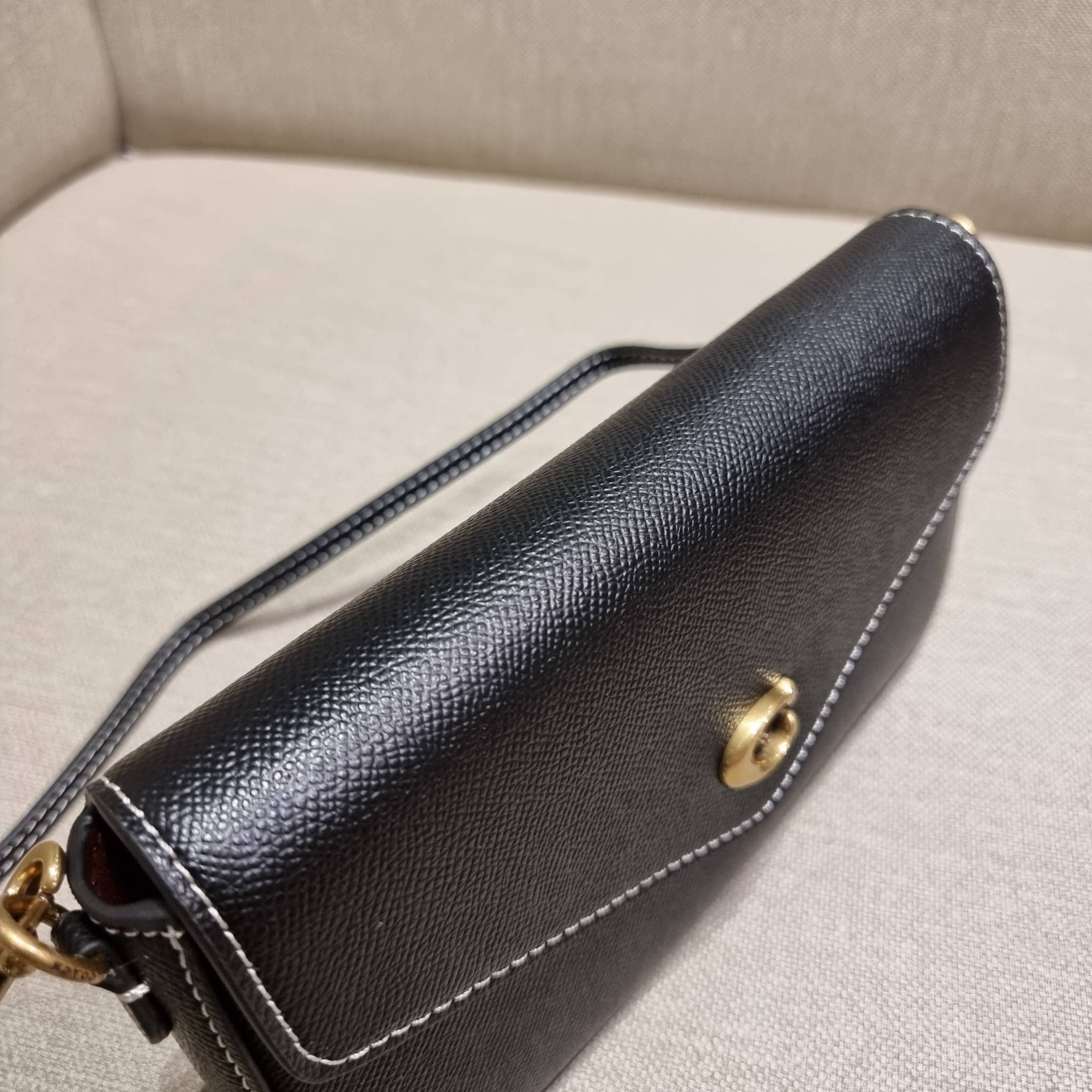 COACH C8439 WYNN CROSSBODY ใหม่ล่าสุด พร้อมเสิร์ฟความหรู ดูดีแบบน้อยแต่มาก กระเป๋าสะพายครอสบอดี้ ที่ซ่อนดีเทลดีงาม มีช่องเสียบบัตรแยกใช้ได้ หรือจะใส่ไว้ในกระเป๋า เพื่อแบ่งสัดส่วนให้ดูน่าใช้ วัสดุหนังวัวลายเกรน เส้นคมสวย เปิด-ปิดด้วยกระดุมแม่เหล็ก สะดวกใช้