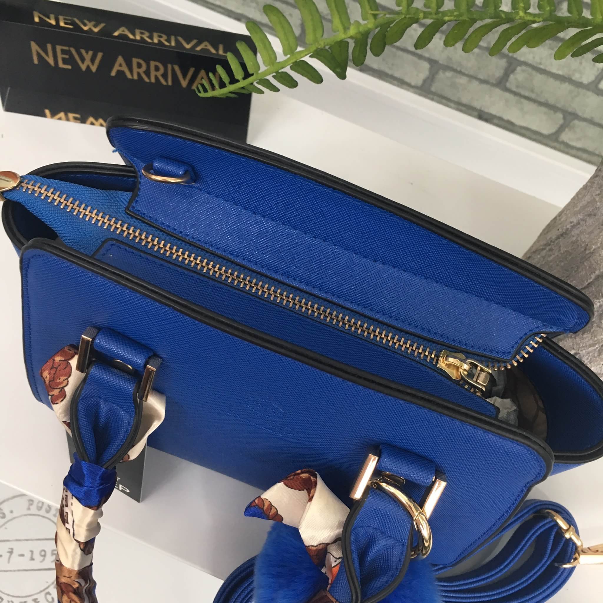 สีใหม่คะ รุ่นใหม่ล่าสุด หนัง saffiano สวยมากๆค่า รุ่น KEEP saffiano leather Mini office bag สวย น่ารัก ขนาดตอบทุกโจทย์การใช้งาน เห็นแล้ว หลงรักเลยคะ 🌲ตัวกระเป๋าขนาดกำลังดีหนังsaffiano ลายสวยที่สำคัญ ดูแลรักษาง่าย ประดับด้วยผ้าพันหูกระเป๋า silk คุณภ