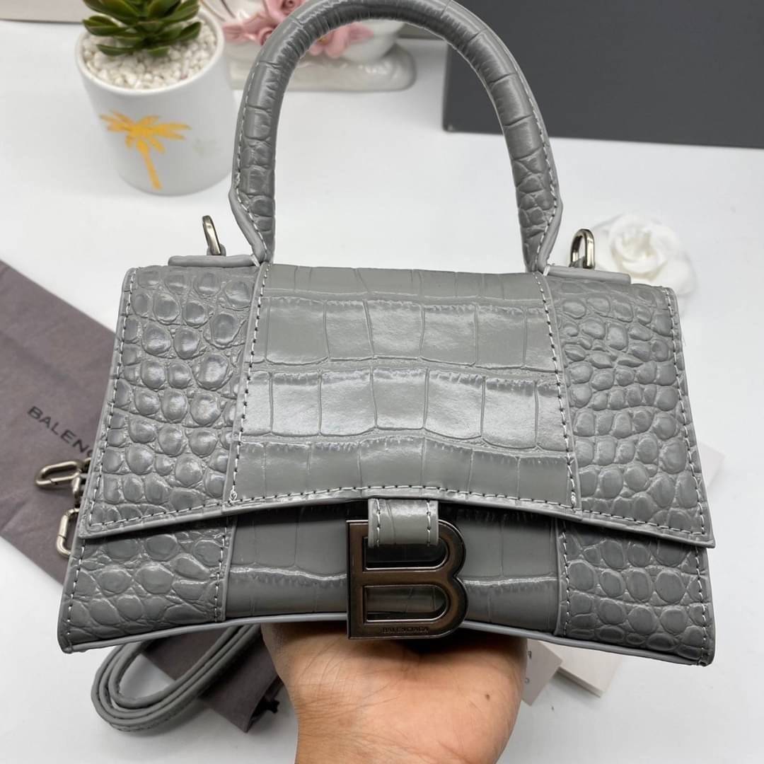 หนังแท้ BALENCIAGA HOURGLASS TOP HANDLE XS Shiny crocodile embossed calfskin การสร้างสรรค์ที่มีเอกลักษณ์เฉพาะตัว หรูหรา โทนสีโดดเด่น วัสดุหนังแท้ลายจระเข้ ภายในโล่งกว้างหนังแนปป้าอย่างดี เกรดออริจินอล ตอบโจทย์ได้ทุกลุค ทุกไลฟ์สไตล์ ภาพสินค้าถ่ายจากงานขายจ