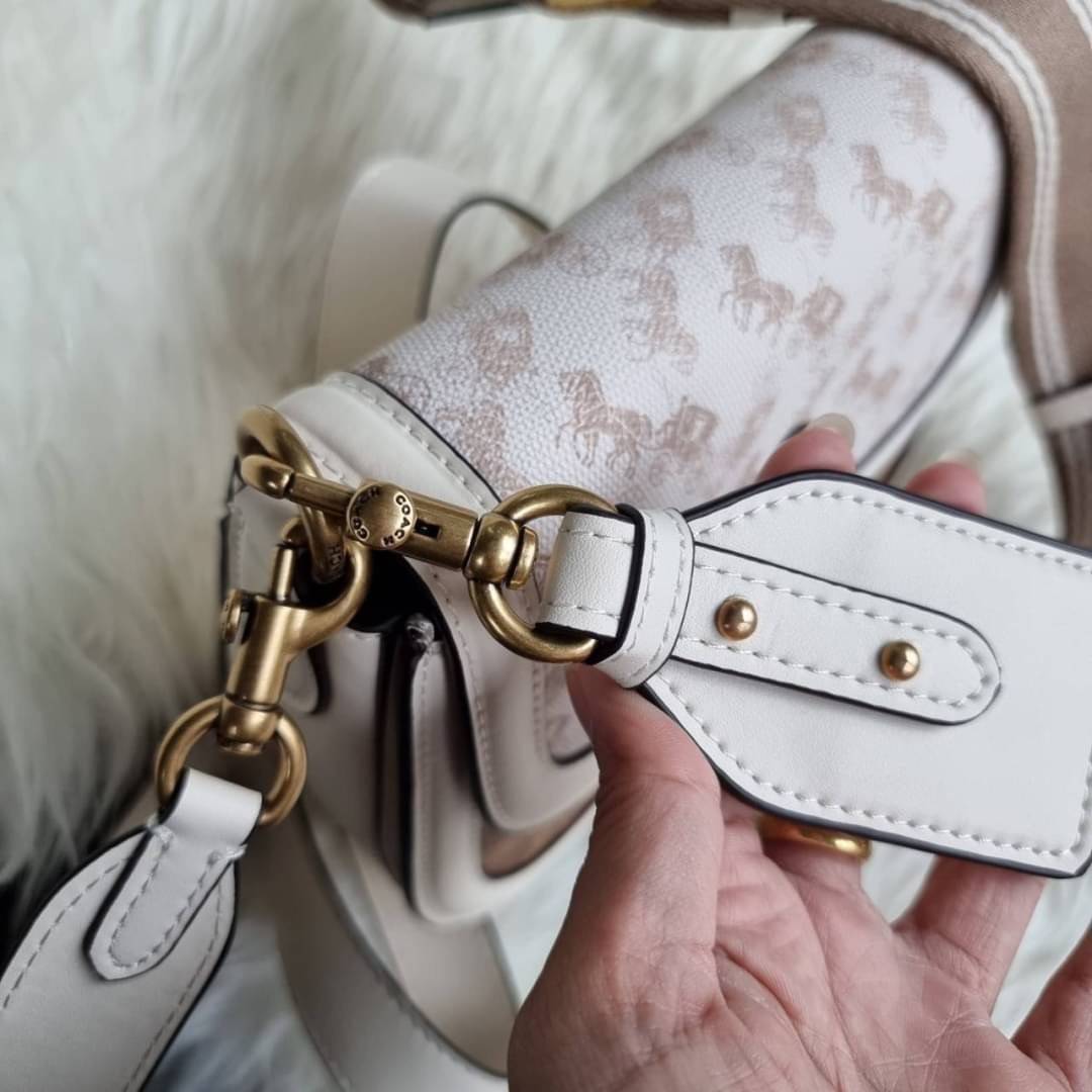 COACH C0749 BEAT SADDLE BAG WITH HORSE AND CARRIAGE PRINT สีหายาก ละมุนคุณหนู คอลเลคชั่นใหม่ ดีไซน์หรูหรา พิเศษมากๆมาพร้อมสายสะพาย 2 เส้น ใช้คู่กันหรือแยกสะพายก็สวยครบสูตร กระเป๋าสะพายทรง saddle คลาสสิค เปิด-ปิดด้วยกระดุมแน่นหนา ภายในเป็นช่องโล่ง ใส่ของได