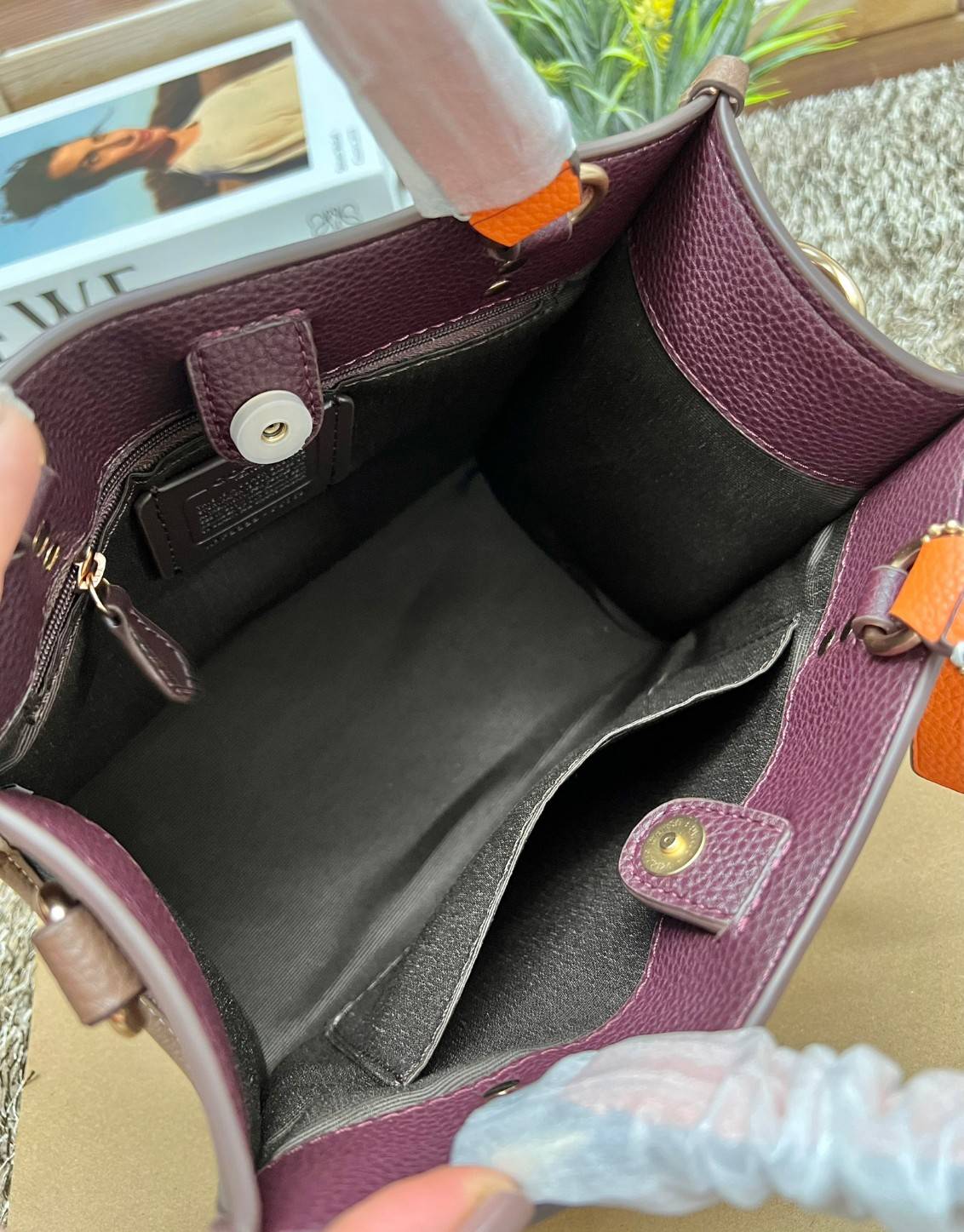 COACH DEMPSEY TOTE IN SIGNATURE CANVAS WITH HEDGEHOG PRINT 🦔 ((CC769)) เม่นเต้นรำ สวย น่ารัก มากๆค่ะ ใหม่กันต่อ ไปสวยกันให้สุดค่ะ! กับกระเป๋าทรงTOTE รุ่นใหม่ล่าสุด 🌟จุดเด่นของรุ่นนี้คือปริ้นท์ลายเม่นเต้นรำทั้งใบ น่ารักน่าเอ็นดูมากๆค่ะ เปิด