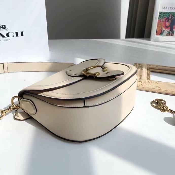 Coach Printed Coated Canvas And Glovetaanned เข้าเพิ่ม 4 แบบ มี 2สาย สายหนังและสายสปอร์ต สุดคุ้มเลยค่าา พร้อมส่งที่ไทยอีกครั้ง ฮอตฮิตไม่เลิกค่ะ ถามหากันเยอะมาก! กระเป๋าสะพายครอสบอดี้ร์ วัสดุหนังแท้ชั้นดีที่สุด! หนังสวย บวกกับอะไหล่แบรนด์ที่ดูเด่นคลาสสิคตร