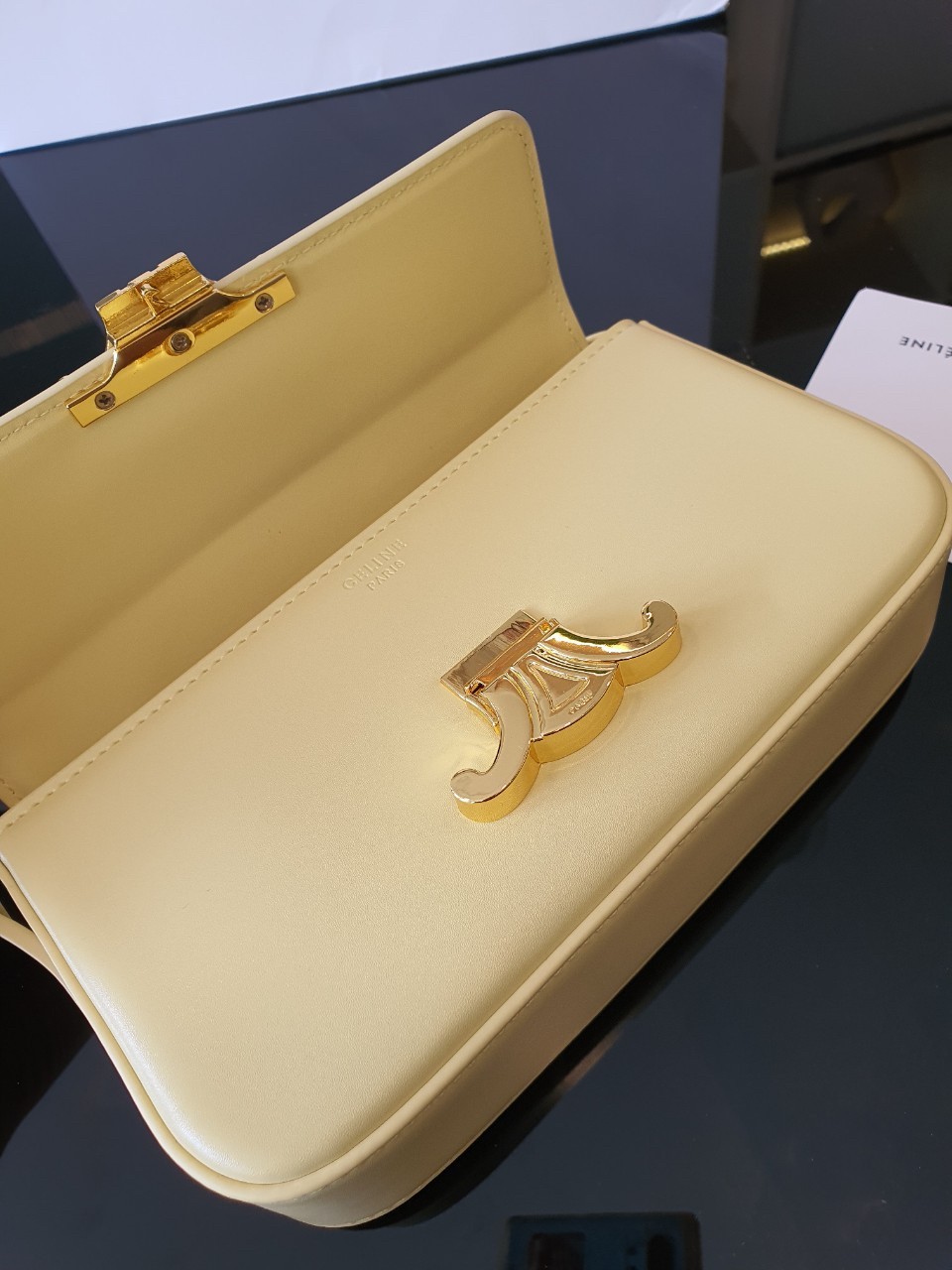 CELINE TRIOMPHE SHOULDER BAG งานหนังทั้งใบลายสวยหรู ด้านในเปิดด้วยด้วยที่บีบโลโก้อะไหล่ทอง จุของได้กำลังดี ใส่โทรศัพท์ กระเป๋าสตางค์ใบสั้น ของจุกจิกได้ เหมาะกับสาวๆในวันที่อยากสะพายชิลๆ ห้ามพลาดค่ะ!