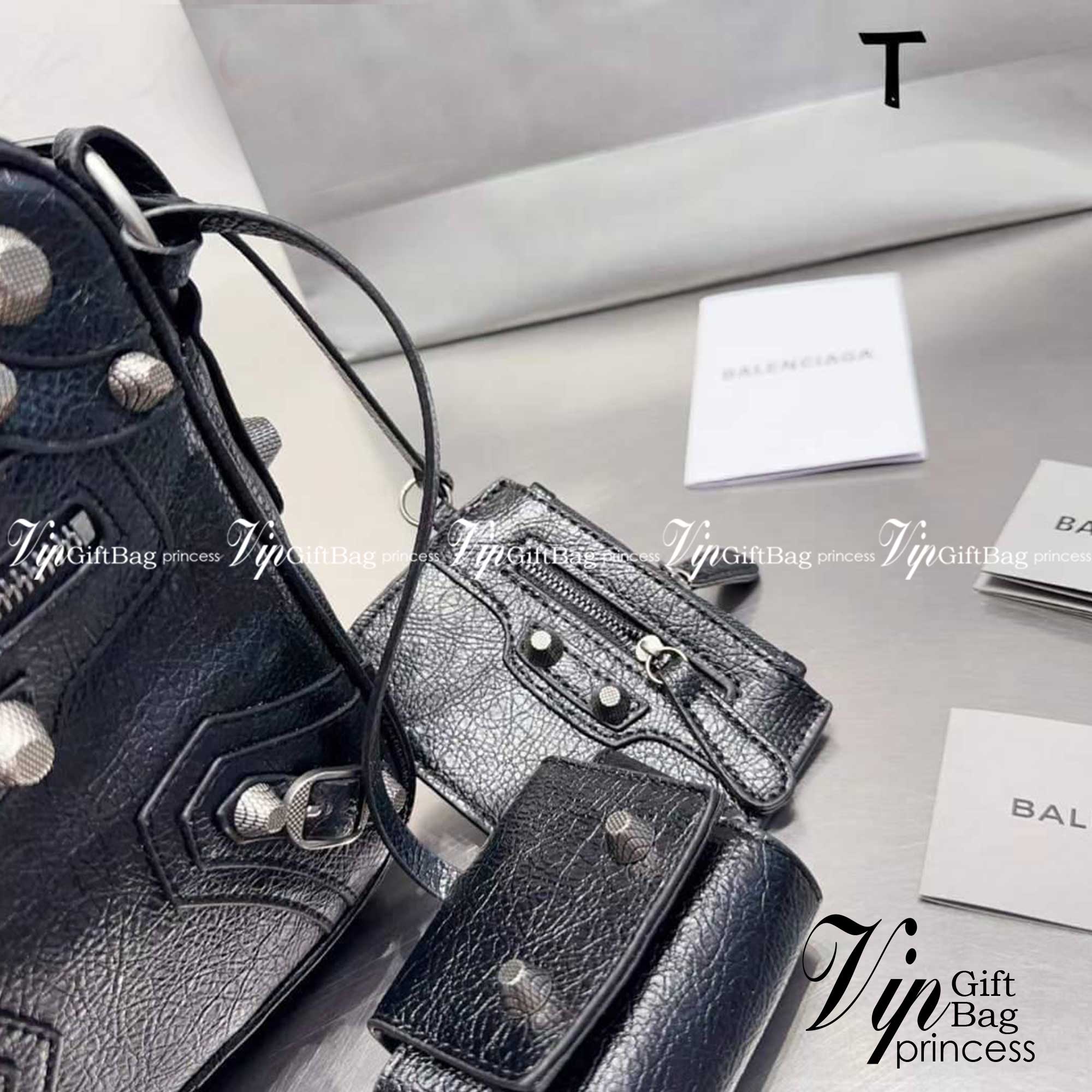 BALENCIAGA Le Cagole Men Crossbody Bag in Black / BALENCIAGA Messenger Bag กระเป๋าสะพายเท่ๆ คลาสสิกแบล็ค หนุ่มๆ หรือสาวเท่ ห้ามพลาดเชียวค่ะ ภาพถ่ายจากงานขายจริง ใช้งานต่างประเทศได้