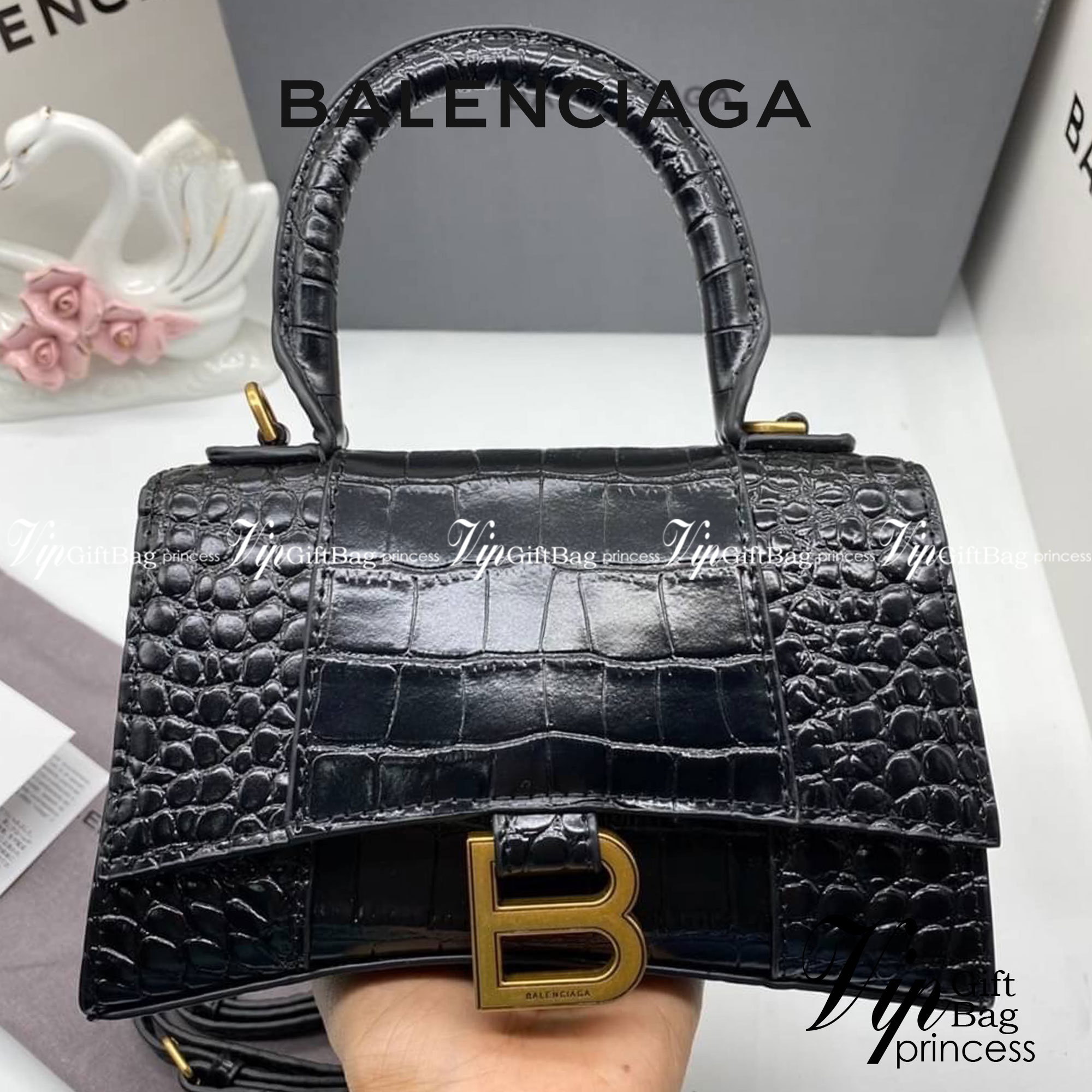 หนังแท้ BALENCIAGA HOURGLASS TOP HANDLE XS Shiny crocodile embossed calfskin การสร้างสรรค์ที่มีเอกลักษณ์เฉพาะตัว หรูหรา โทนสีโดดเด่น วัสดุหนังแท้ลายจระเข้ ภายในโล่งกว้างหนังแนปป้าอย่างดี เกรดออริจินอล ตอบโจทย์ได้ทุกลุค ทุกไลฟ์สไตล์ ภาพสินค้าถ่ายจากงานขายจ